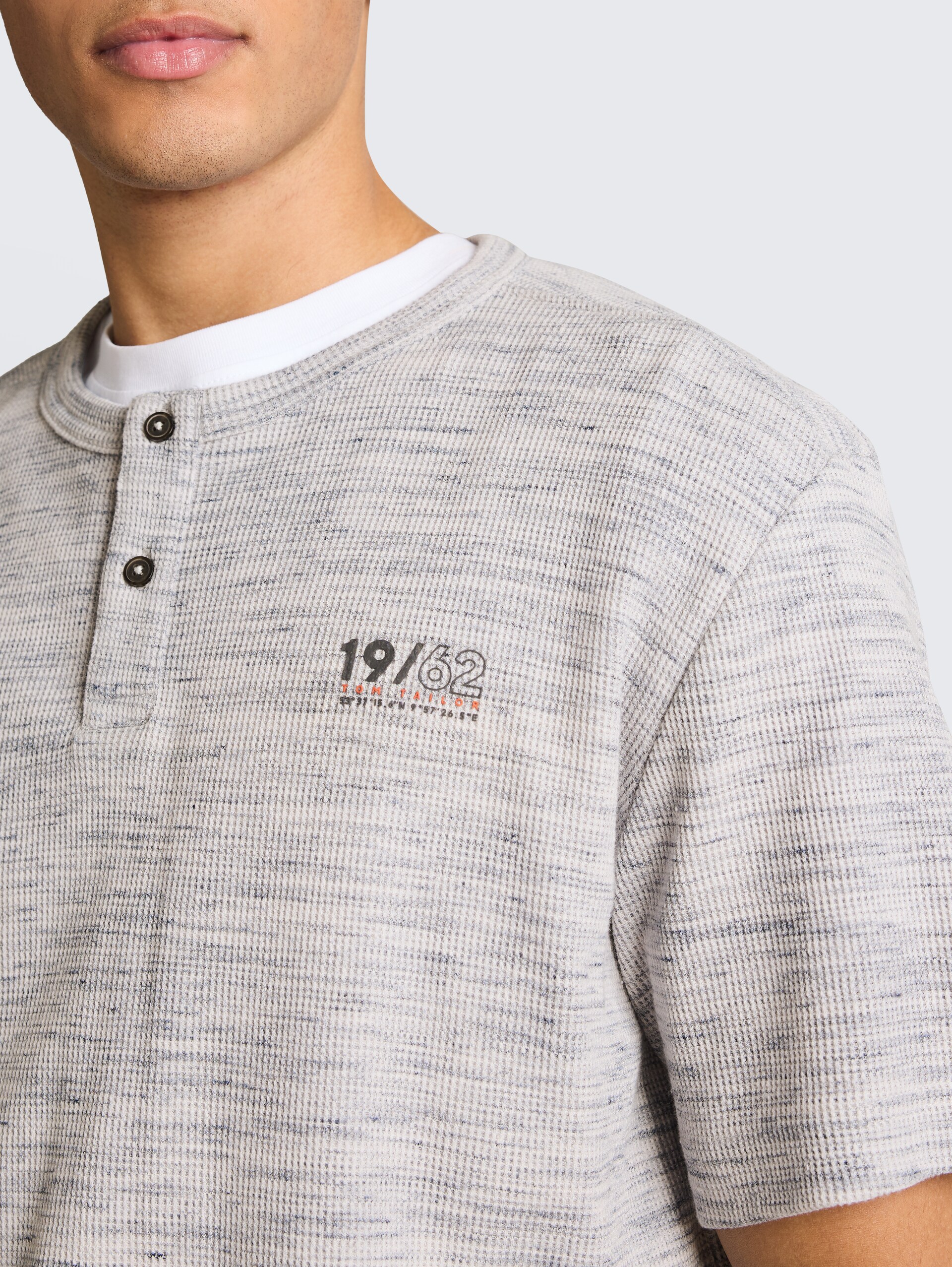 Henley T-shirt in gemêleerde look - white grey waffle inject - Detailaanzicht model