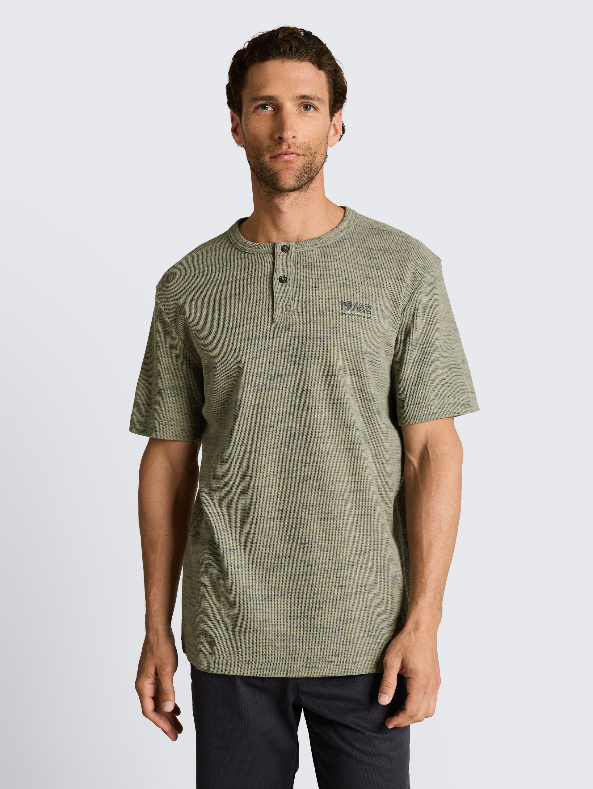 Henley T-Shirt in Melange-Optik - olive grey waffle inject - Ausschnitt Model-Vorderansicht