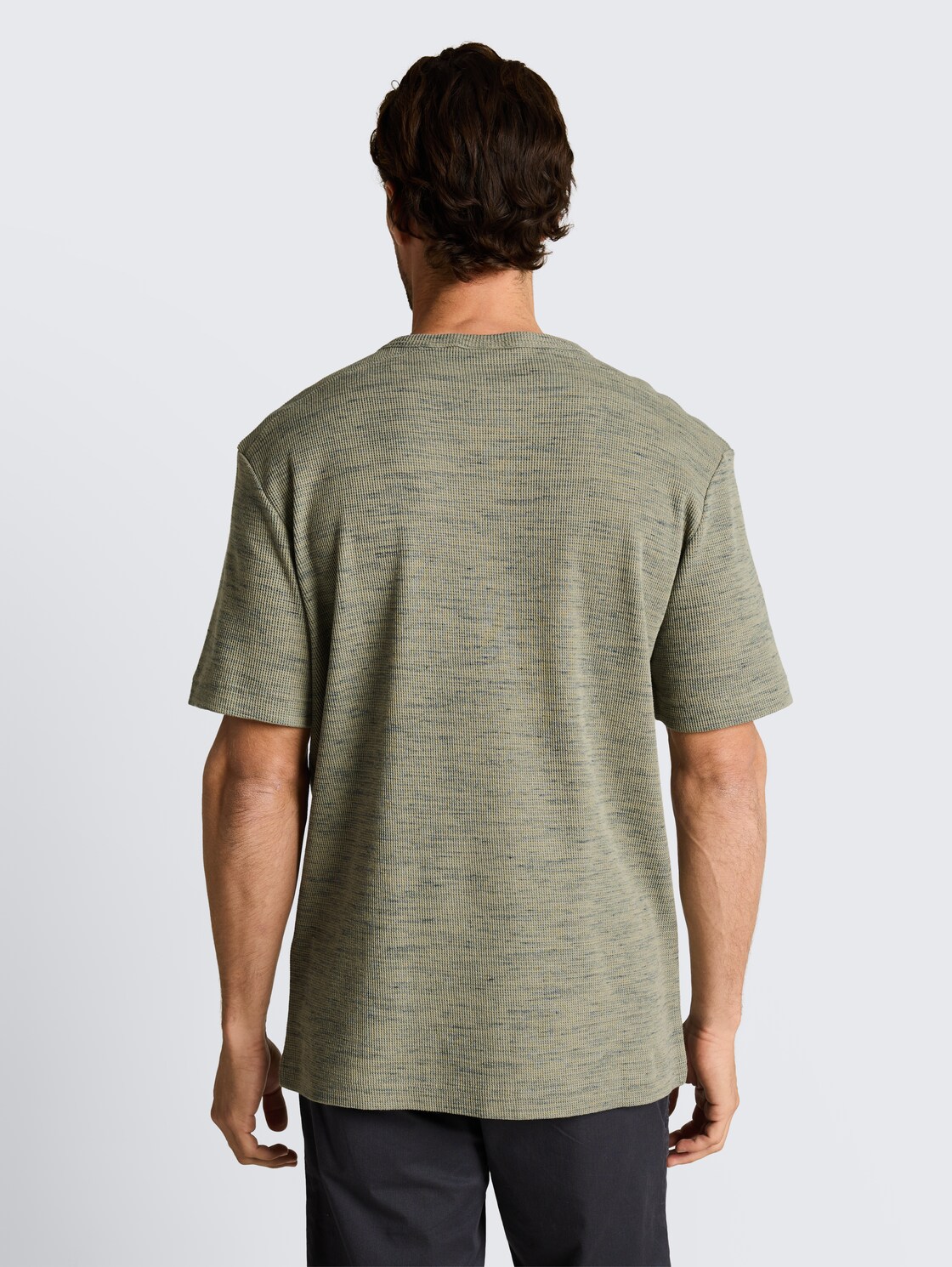 Henley T-Shirt in Melange-Optik - olive grey waffle inject - Auschnitt Model-Rückansicht
