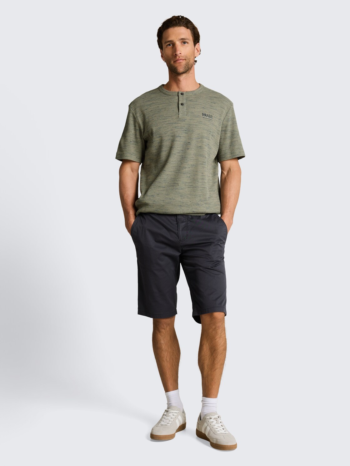 Henley T-Shirt in Melange-Optik - olive grey waffle inject - Model-Vorderansicht