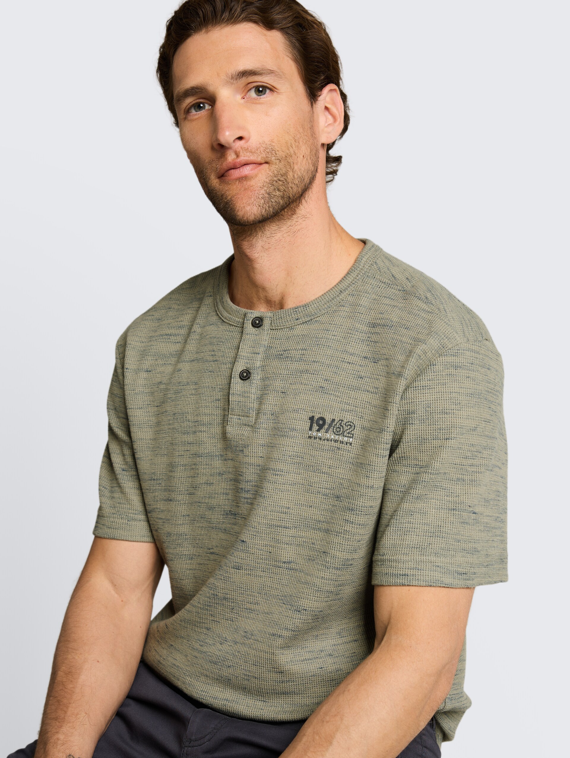 Henley T-Shirt in Melange-Optik - olive grey waffle inject - Detail-Model-Ansicht