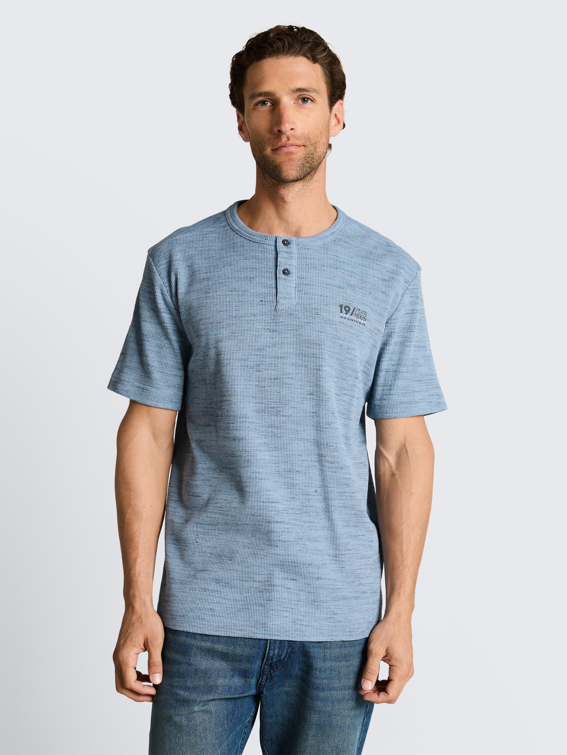 Henley T-Shirt in Melange-Optik - blue grey waffle inject - Ausschnitt Model-Vorderansicht