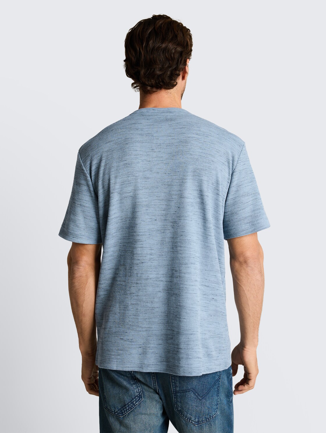 Henley T-Shirt in Melange-Optik - blue grey waffle inject - Auschnitt Model-Rückansicht