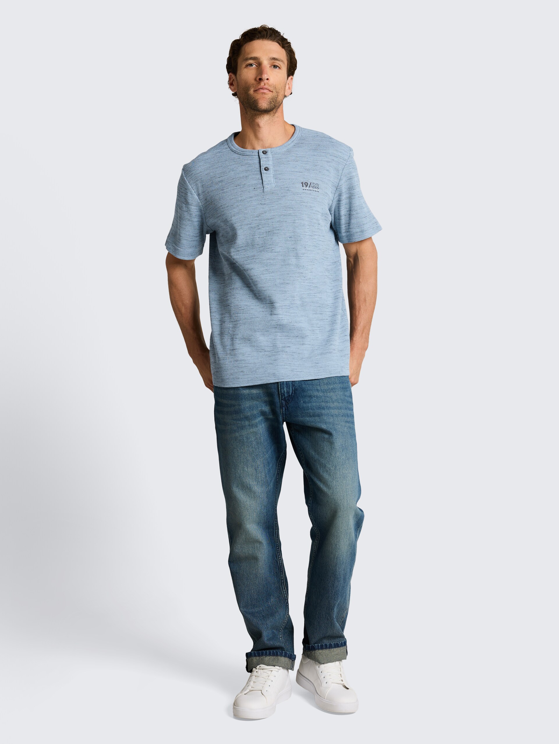Henley T-Shirt in Melange-Optik - blue grey waffle inject - Model-Vorderansicht