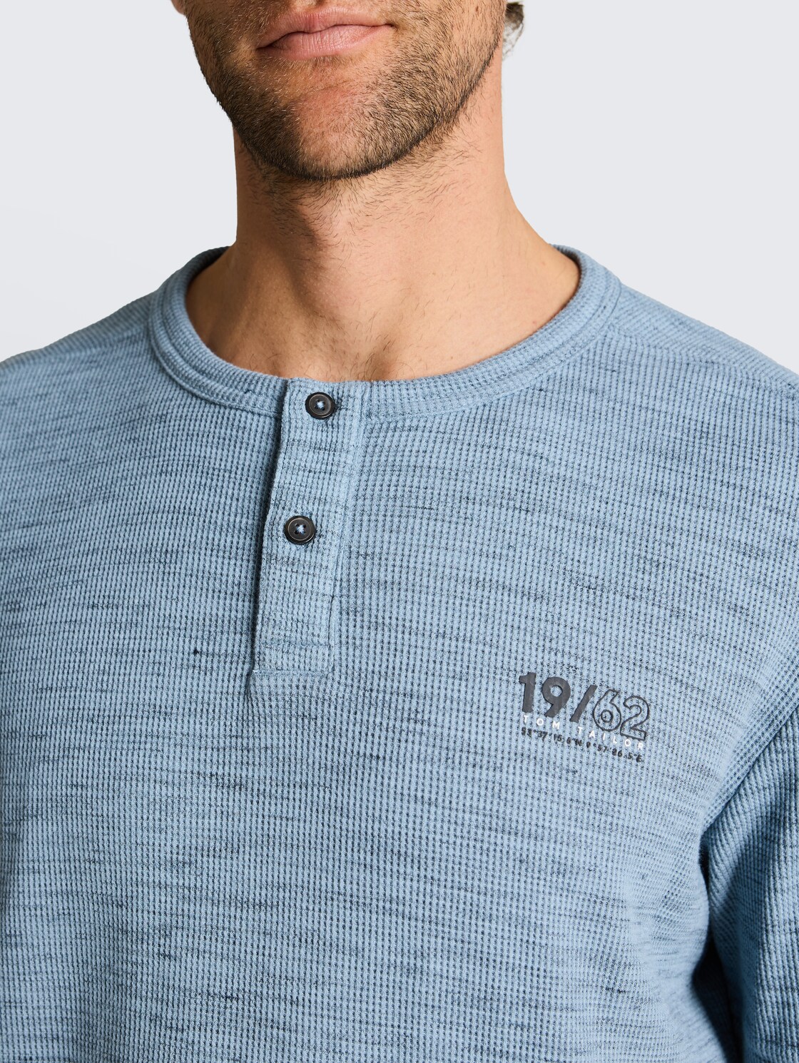 Henley T-Shirt in Melange-Optik - blue grey waffle inject - Detail-Model-Ansicht