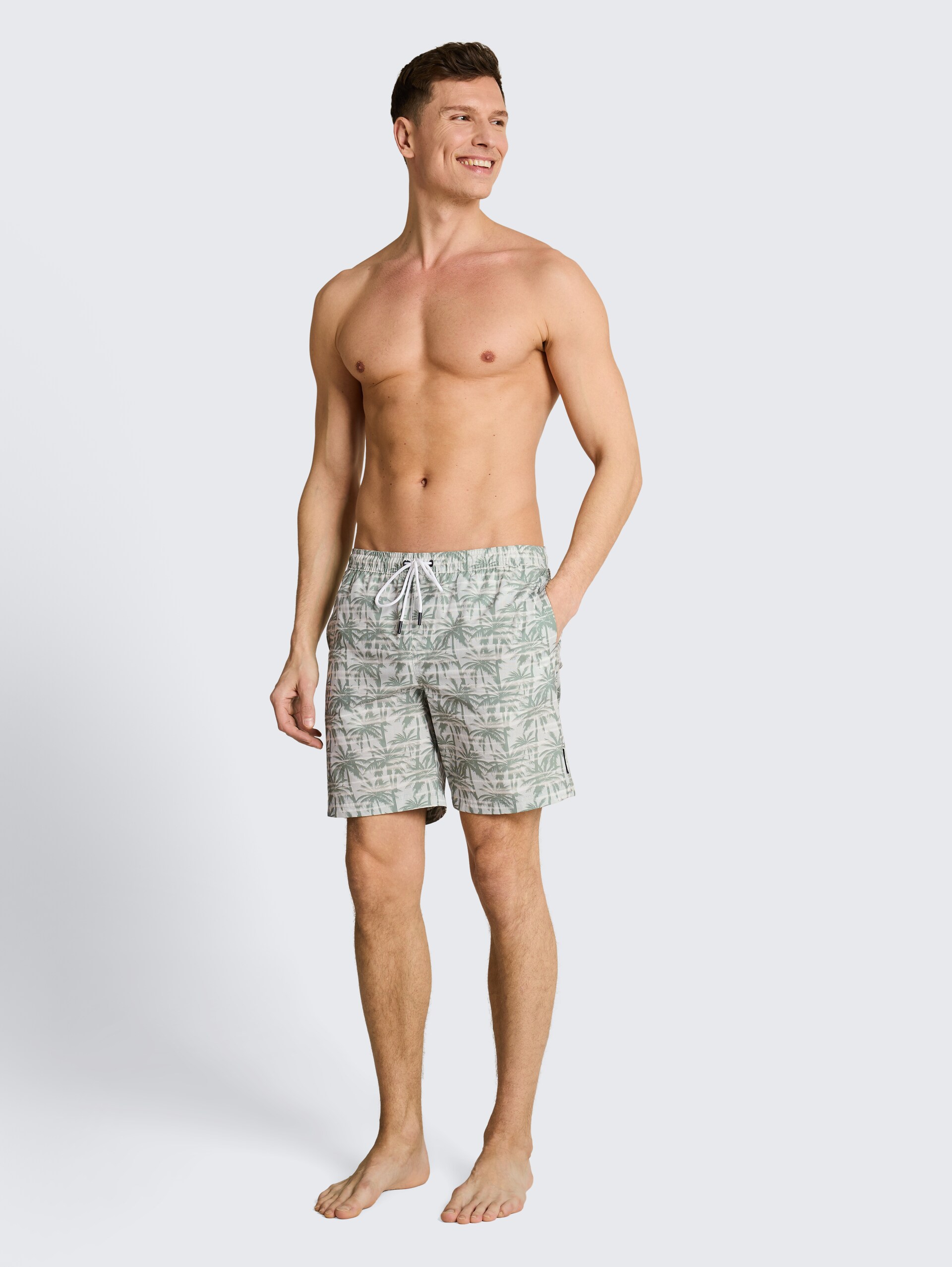 Badeshorts mit Muster - sea spray stripy palm print - Model-Vorderansicht