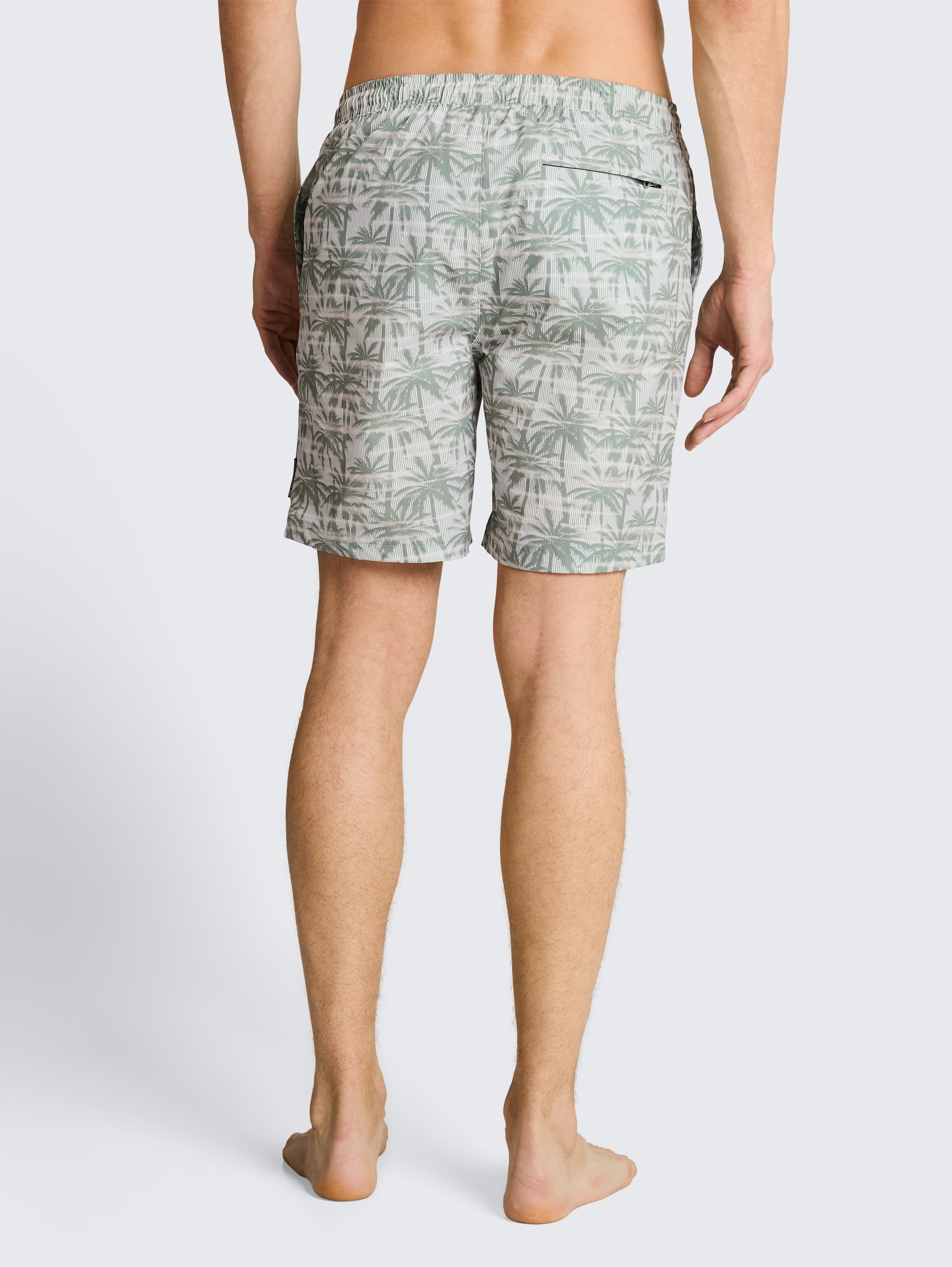 Badeshorts mit Muster - sea spray stripy palm print - Auschnitt Model-Rückansicht