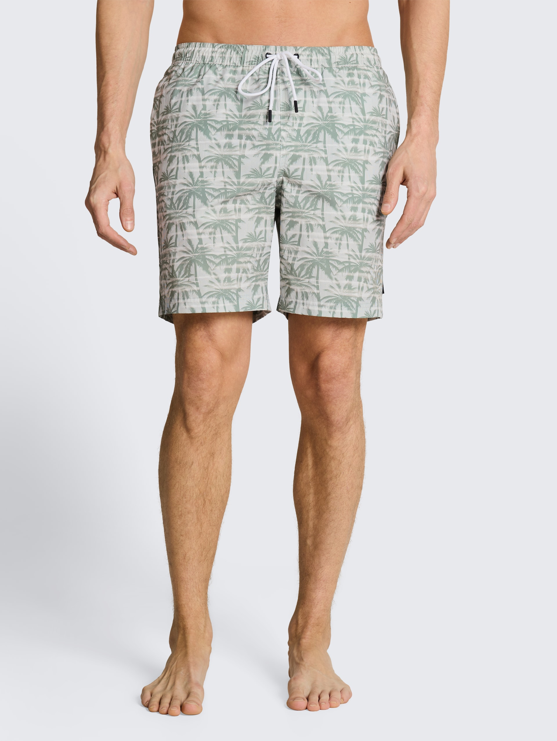 Badeshorts mit Muster - sea spray stripy palm print - Ausschnitt Model-Vorderansicht