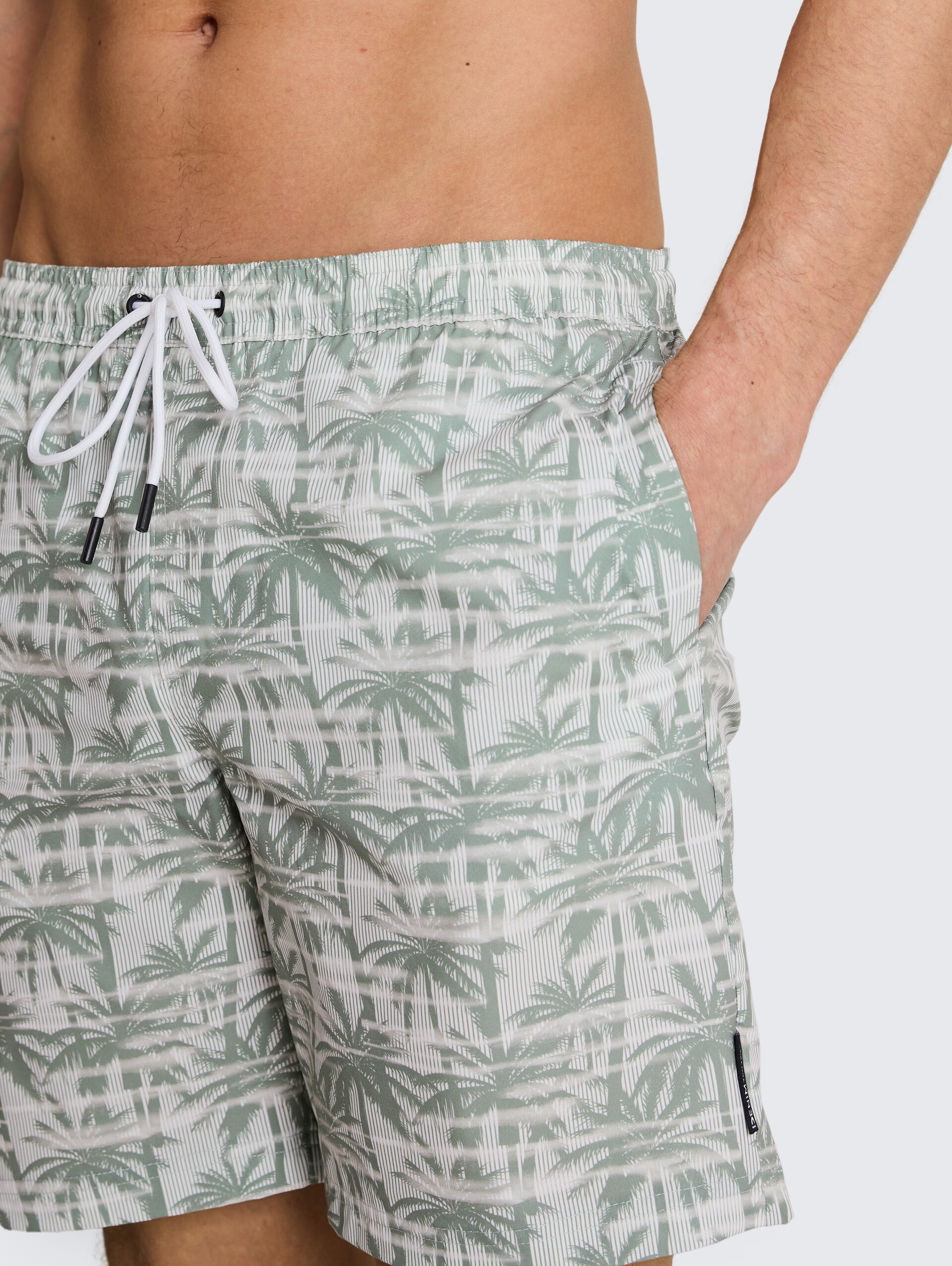 Badeshorts mit Muster - sea spray stripy palm print - Detail-Model-Ansicht