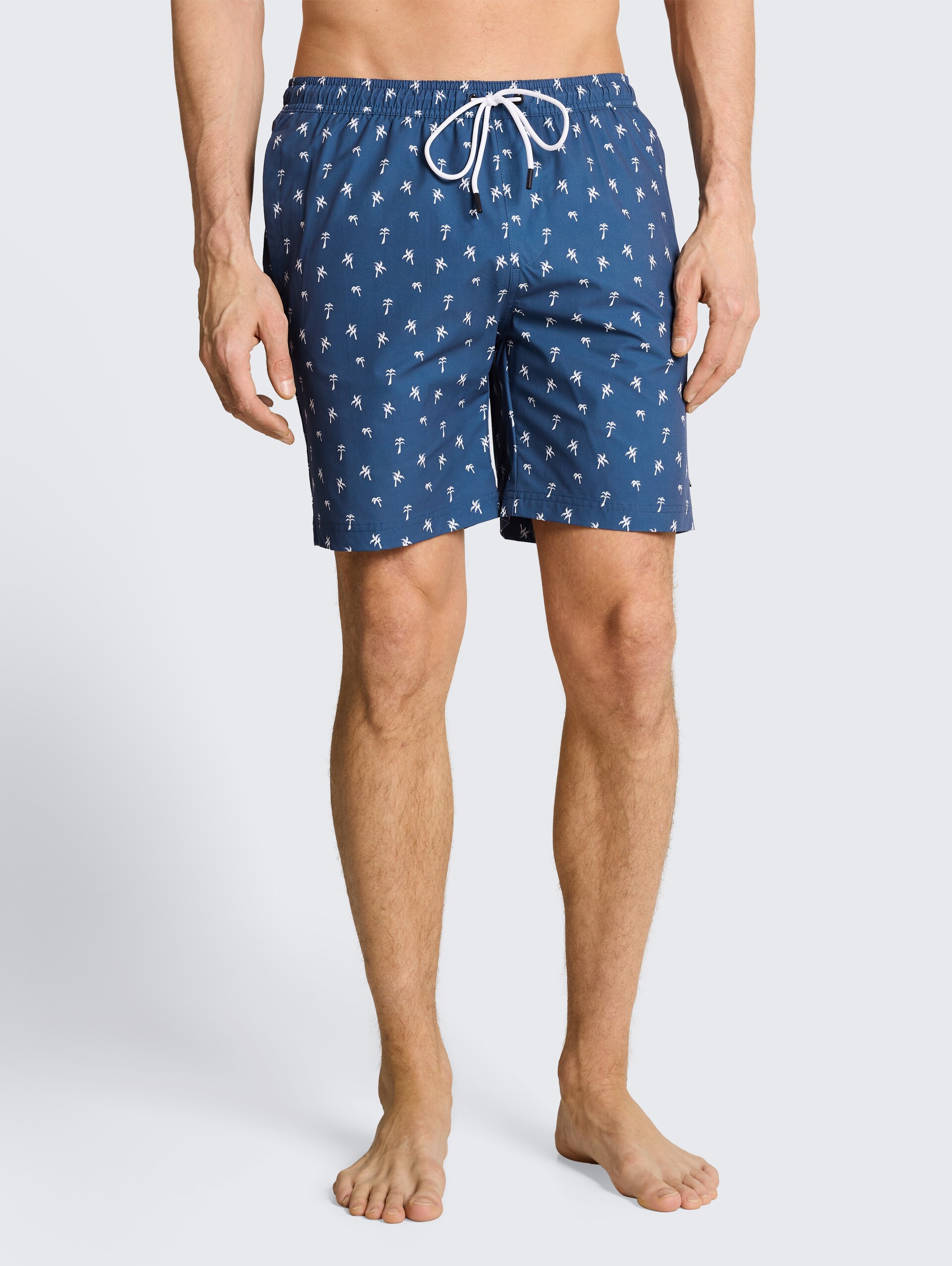 Badeshorts mit Muster - blue white mini palm print - Ausschnitt Model-Vorderansicht