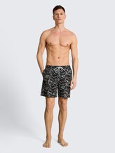 Badeshorts mit Muster - black green tropical print - Model-Vorderansicht