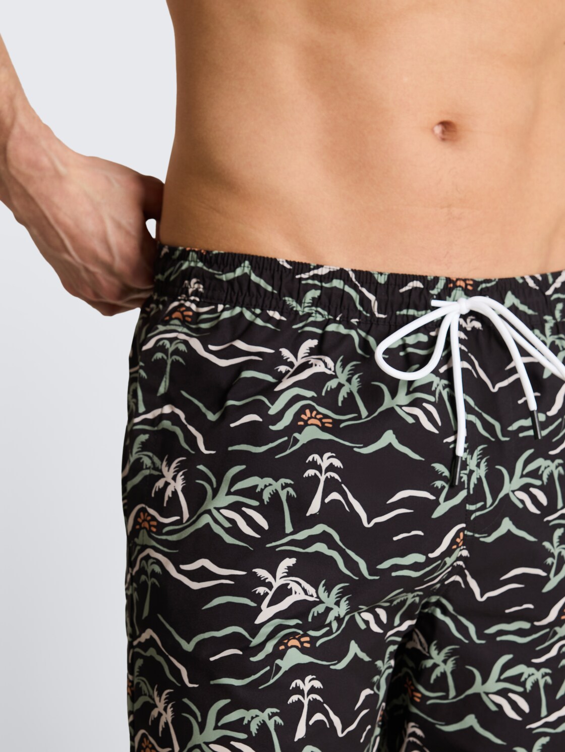 Badeshorts mit Muster - black green tropical print - Detail-Model-Ansicht