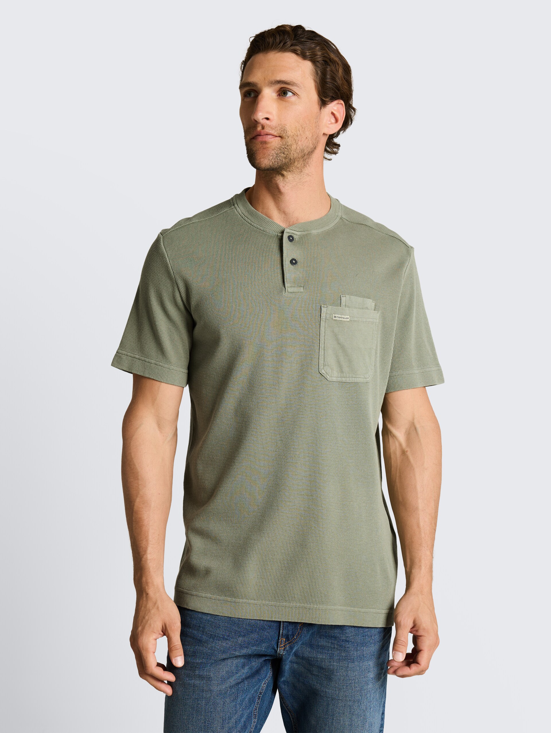 Henley T-Shirt mit Brusttasche - Greyish Shadow Olive - Ausschnitt Model-Vorderansicht