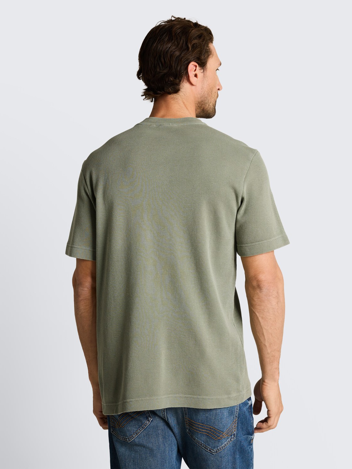 Henley T-Shirt mit Brusttasche - Greyish Shadow Olive - Auschnitt Model-Rückansicht