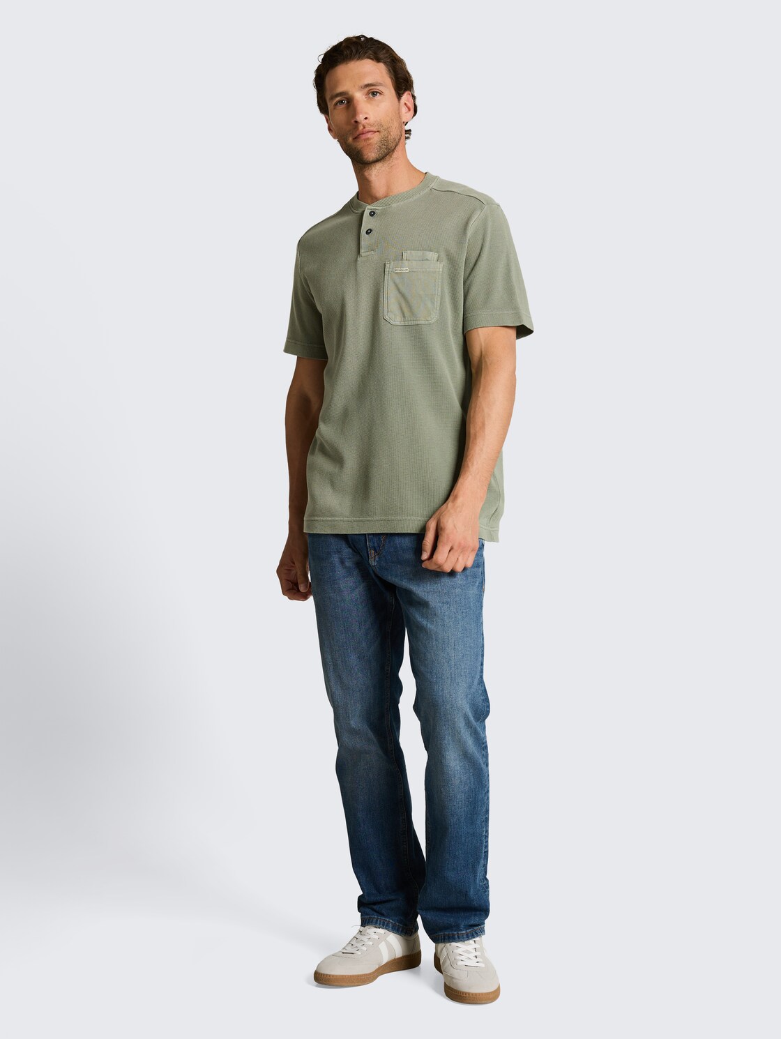 Henley T-Shirt mit Brusttasche - Greyish Shadow Olive - Model-Vorderansicht