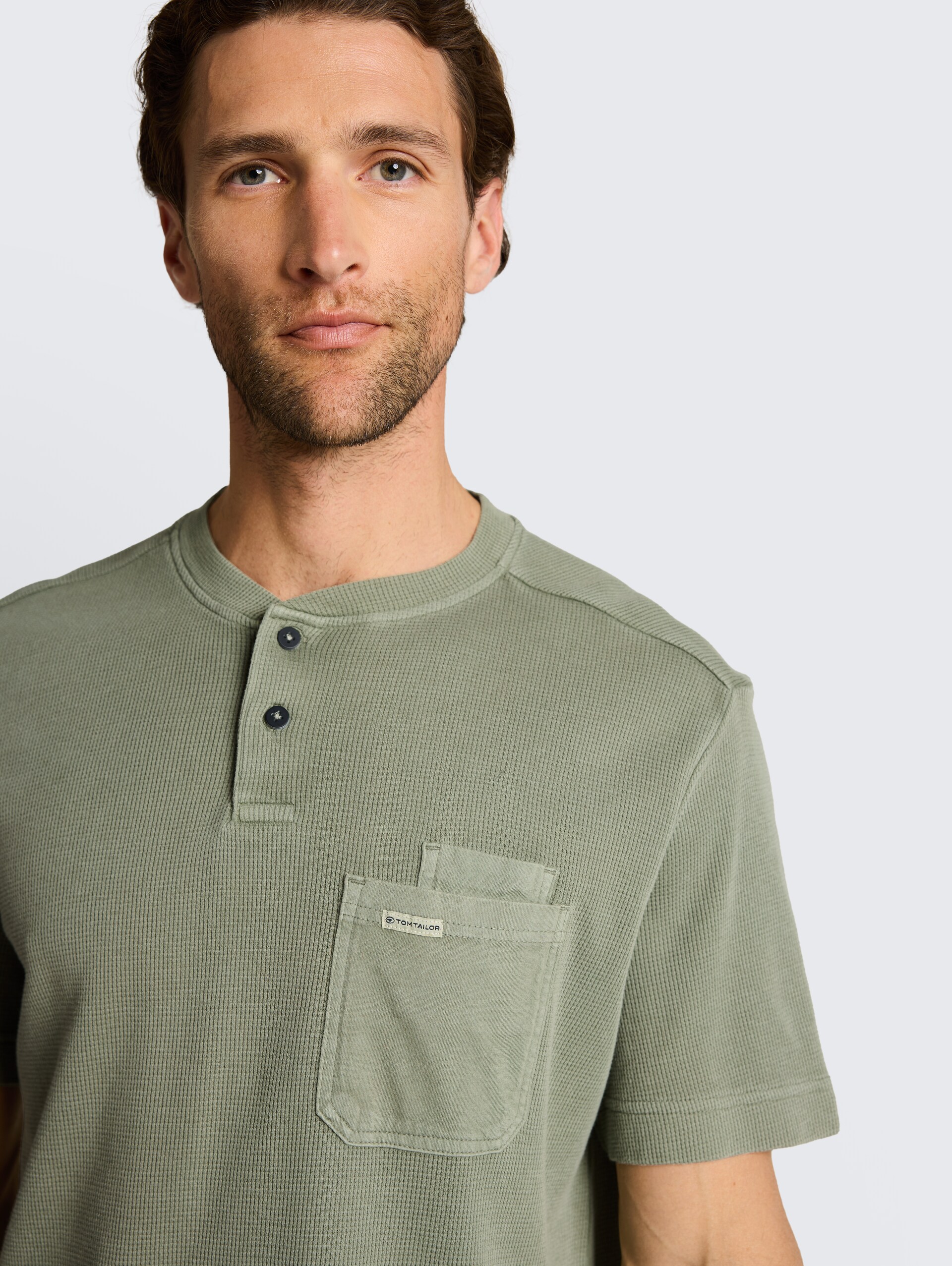 Henley T-Shirt mit Brusttasche - Greyish Shadow Olive - Detail-Model-Ansicht