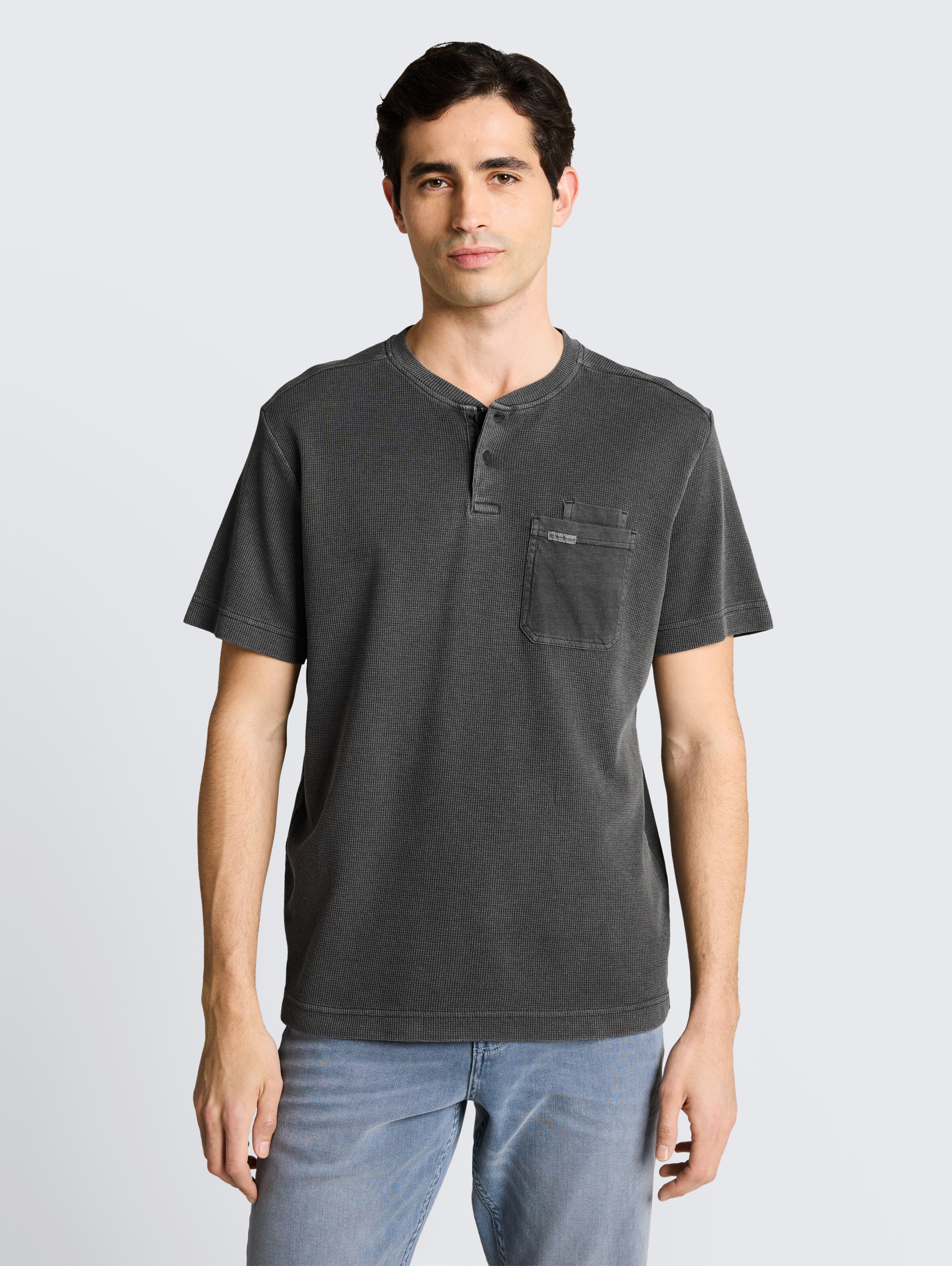 Henley T-Shirt mit Brusttasche von Men, Tarmac Grey