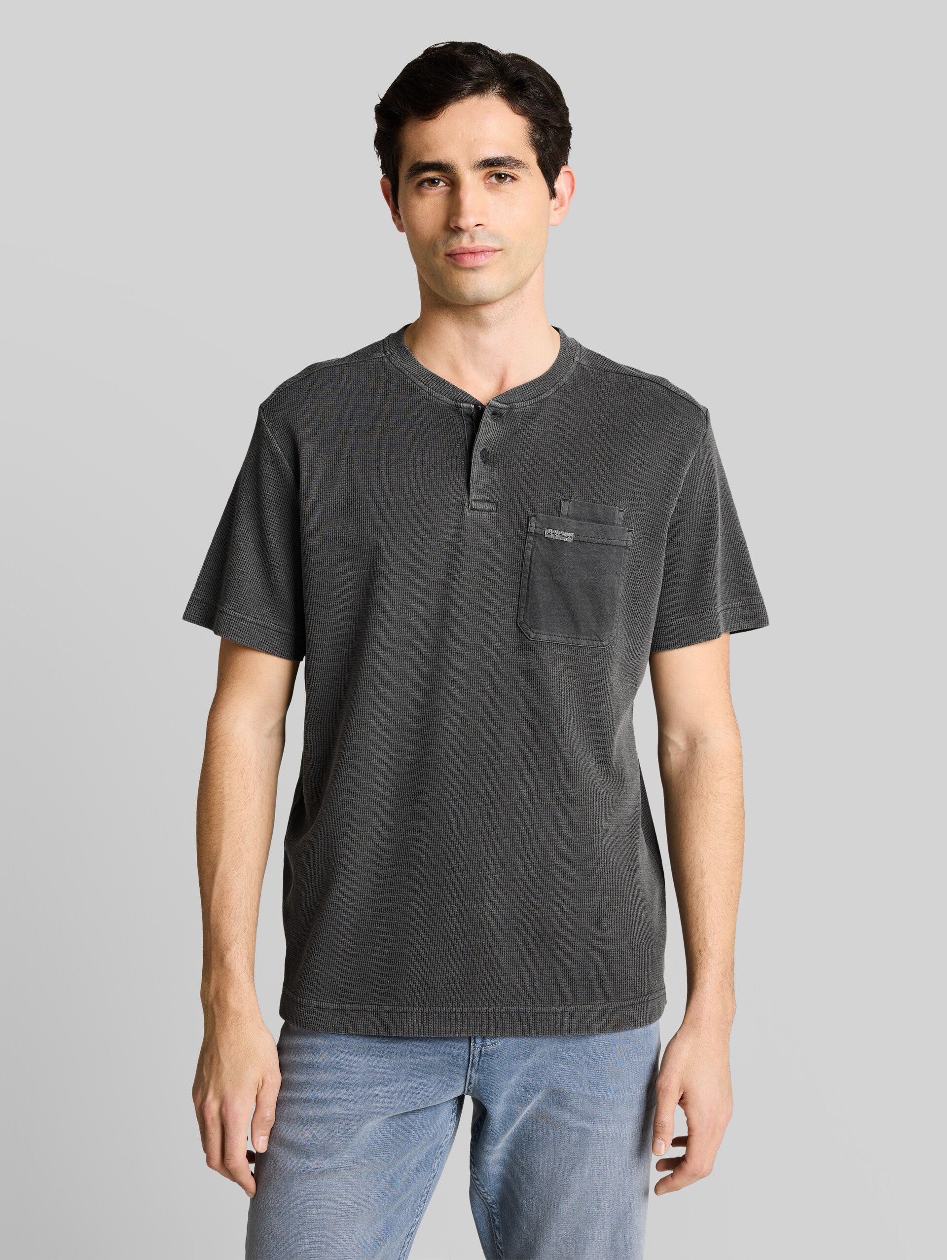 Henley T-shirt with breast pocket - Tarmac Grey - Neckline model front view