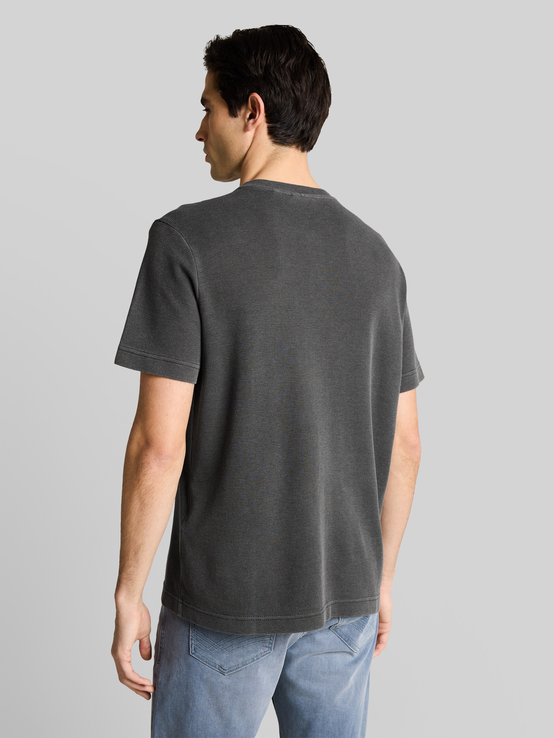 Henley T-shirt with breast pocket - Tarmac Grey - Neckline model-back view