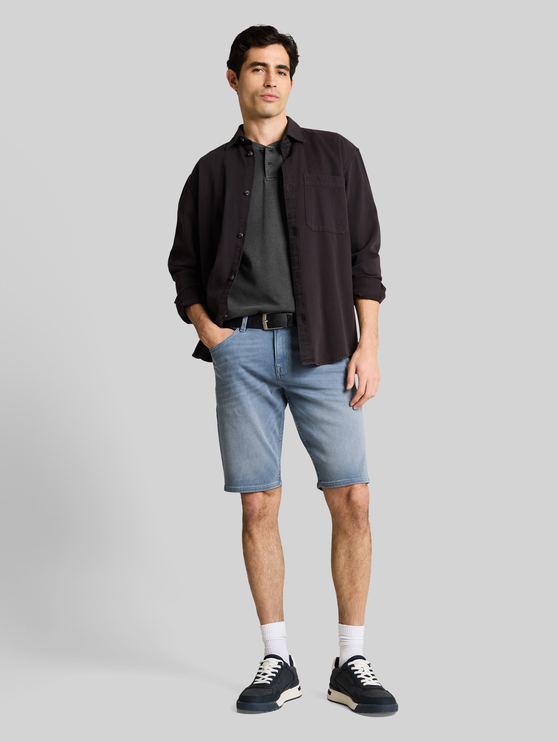 Henley T-shirt with breast pocket - Tarmac Grey - Model front view