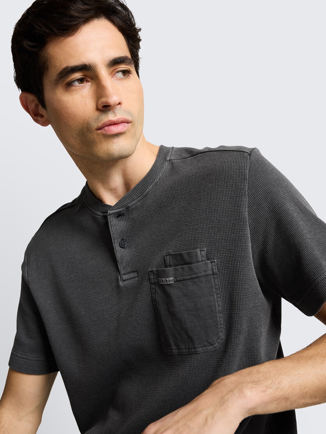 Henley T-Shirt mit Brusttasche - Tarmac Grey - Detail-Model-Ansicht