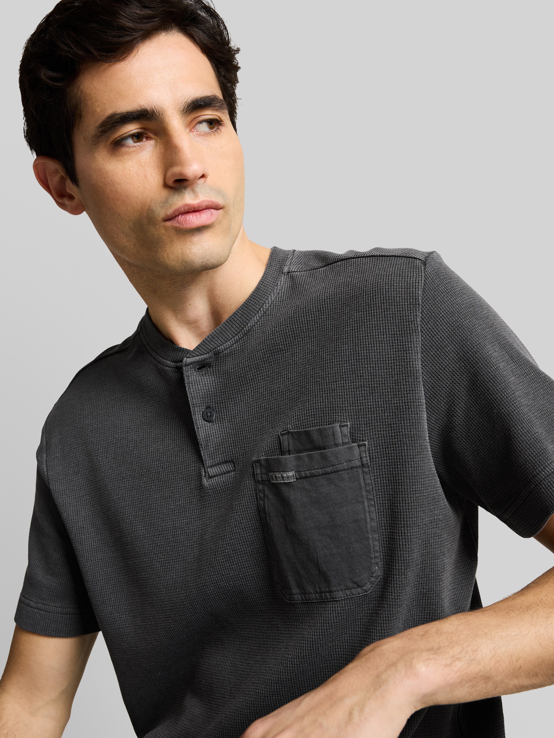 Henley T-shirt with breast pocket - Tarmac Grey - Detail model view