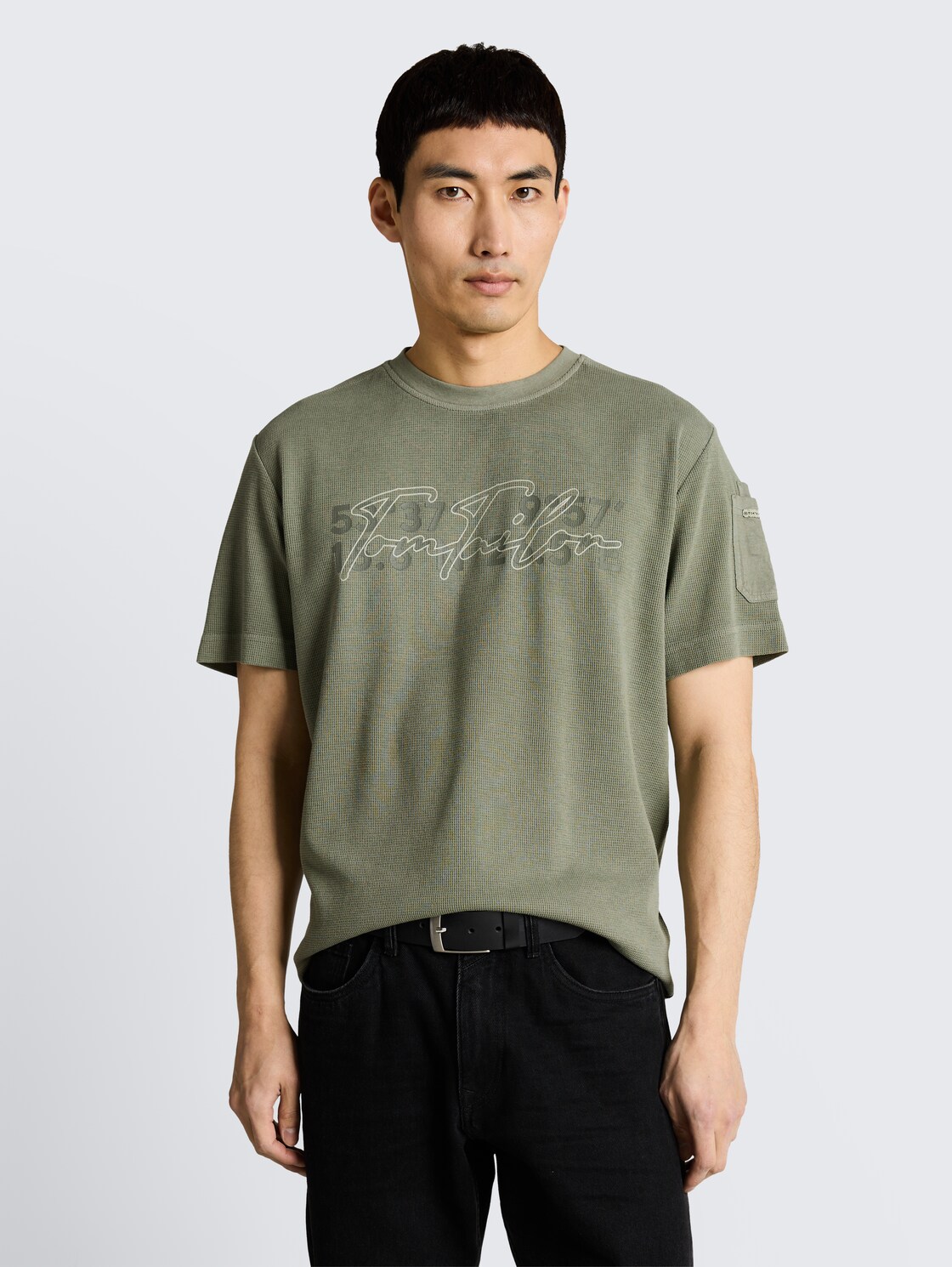 T-Shirt mit Waffelstruktur - Greyish Shadow Olive - Ausschnitt Model-Vorderansicht