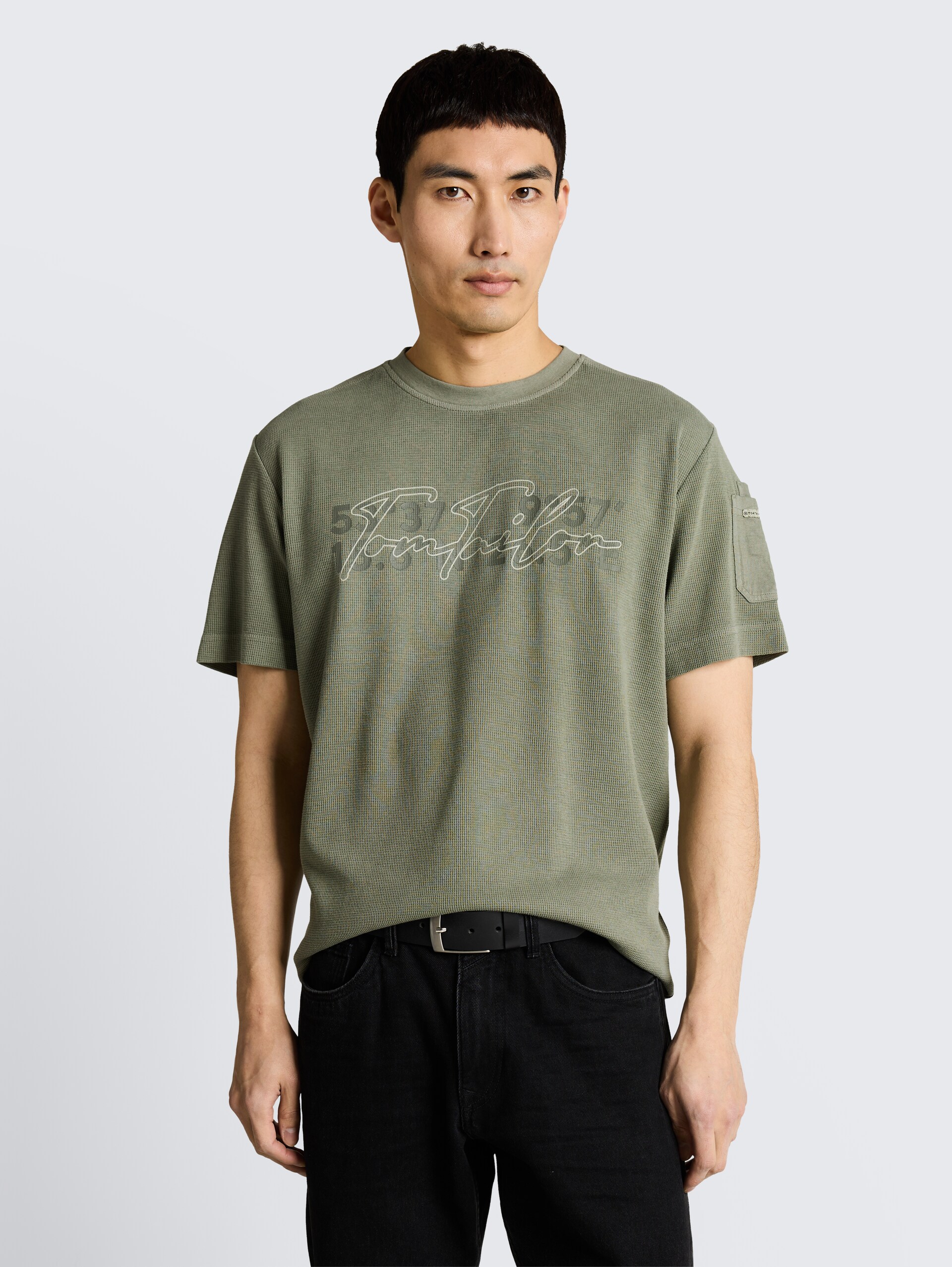 T-Shirt mit Waffelstruktur - Greyish Shadow Olive - Ausschnitt Model-Vorderansicht