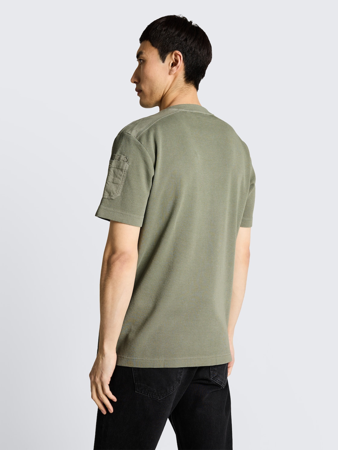 T-Shirt mit Waffelstruktur - Greyish Shadow Olive - Auschnitt Model-Rückansicht