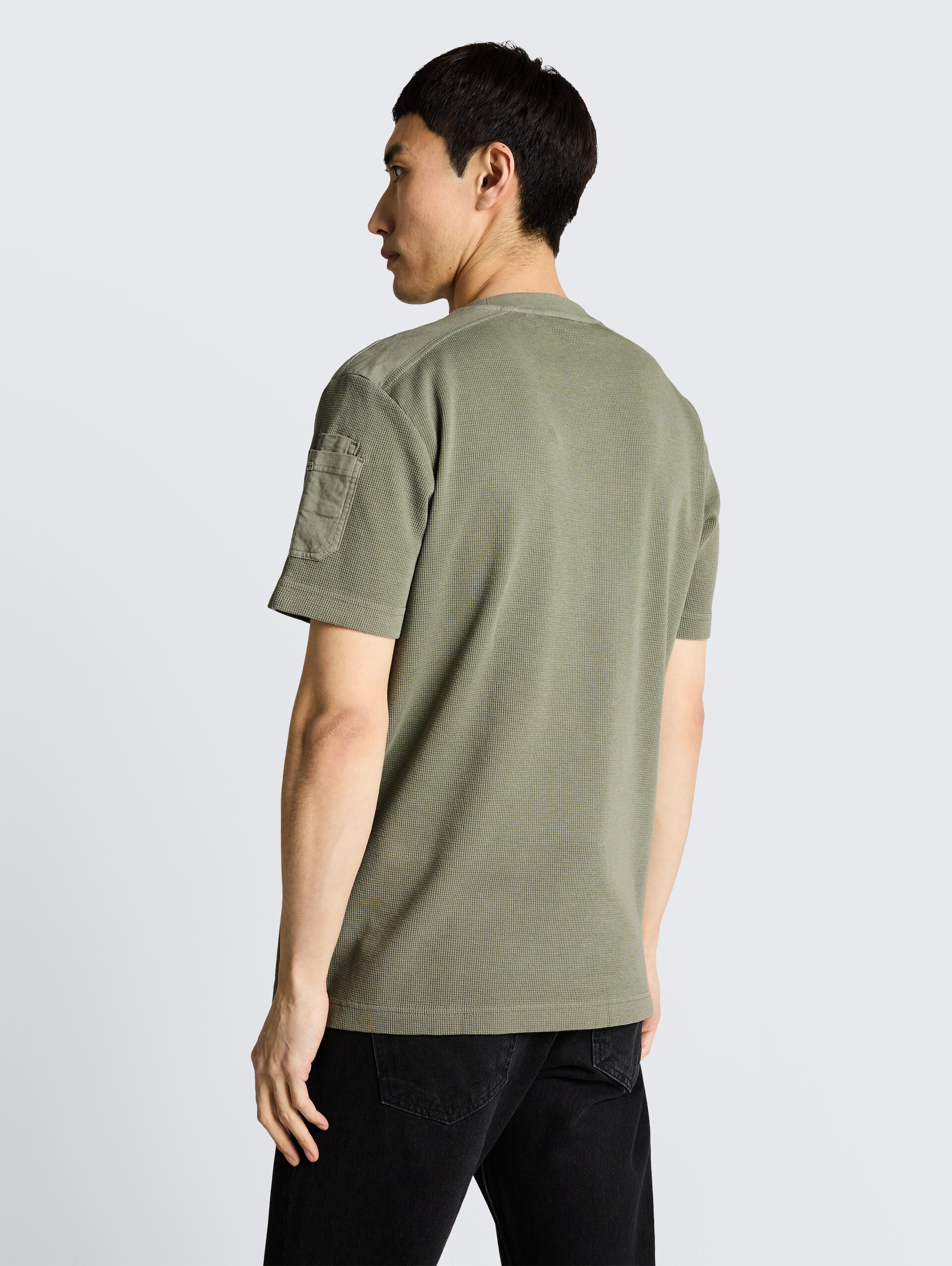 T-Shirt mit Waffelstruktur - Greyish Shadow Olive - Auschnitt Model-Rückansicht