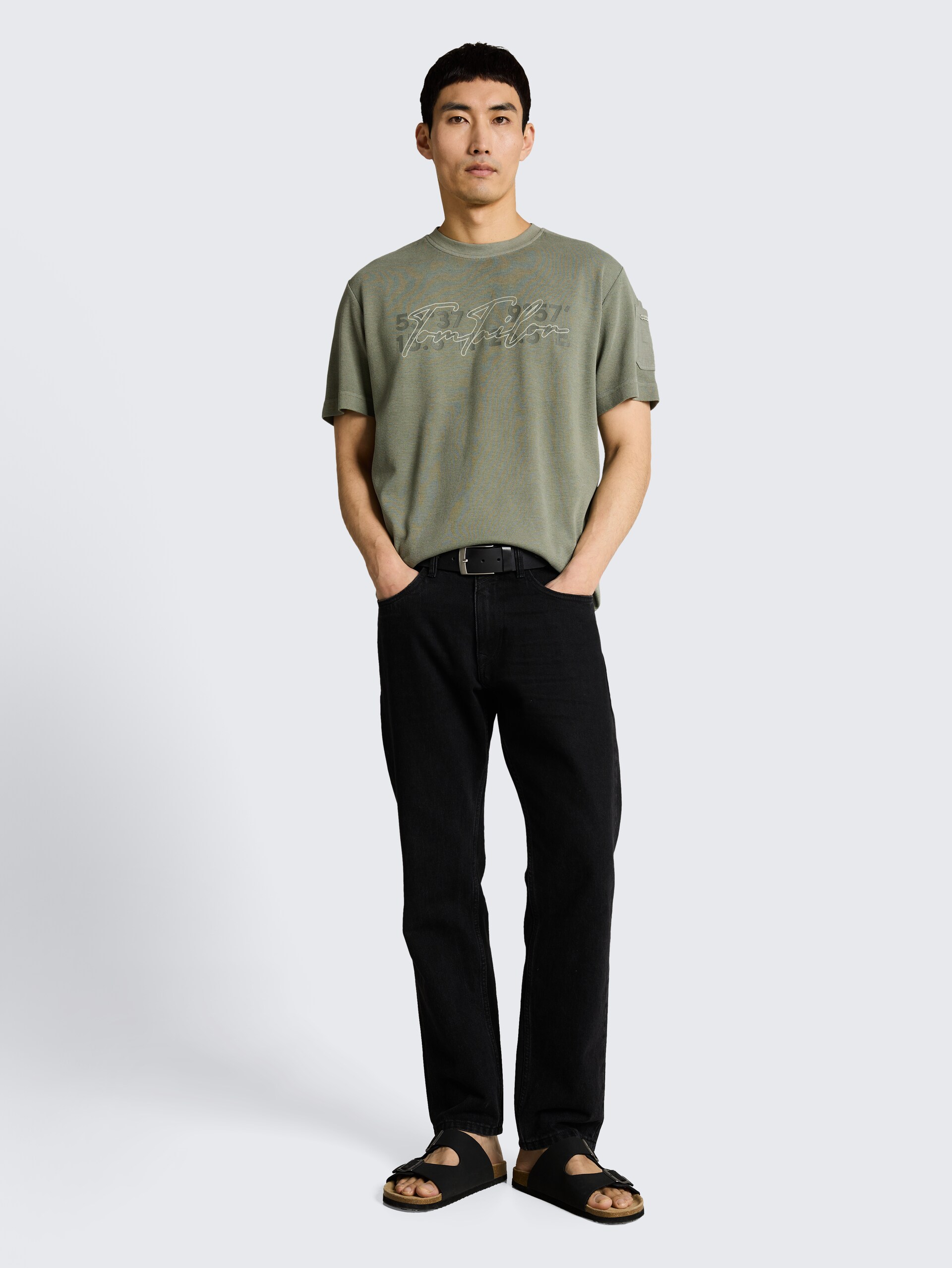 T-Shirt mit Waffelstruktur - Greyish Shadow Olive - Model-Vorderansicht