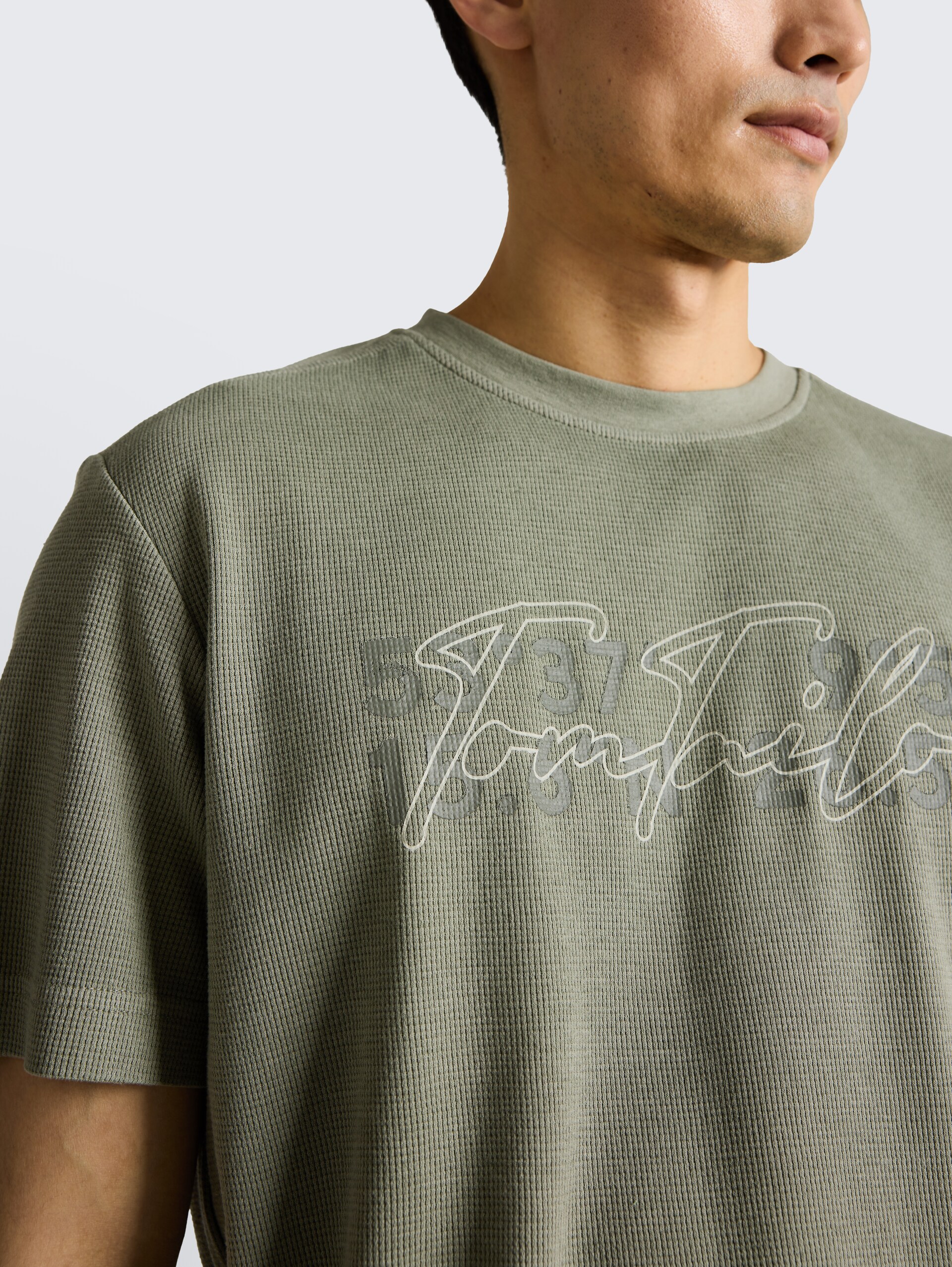 T-Shirt mit Waffelstruktur - Greyish Shadow Olive - Detail-Model-Ansicht