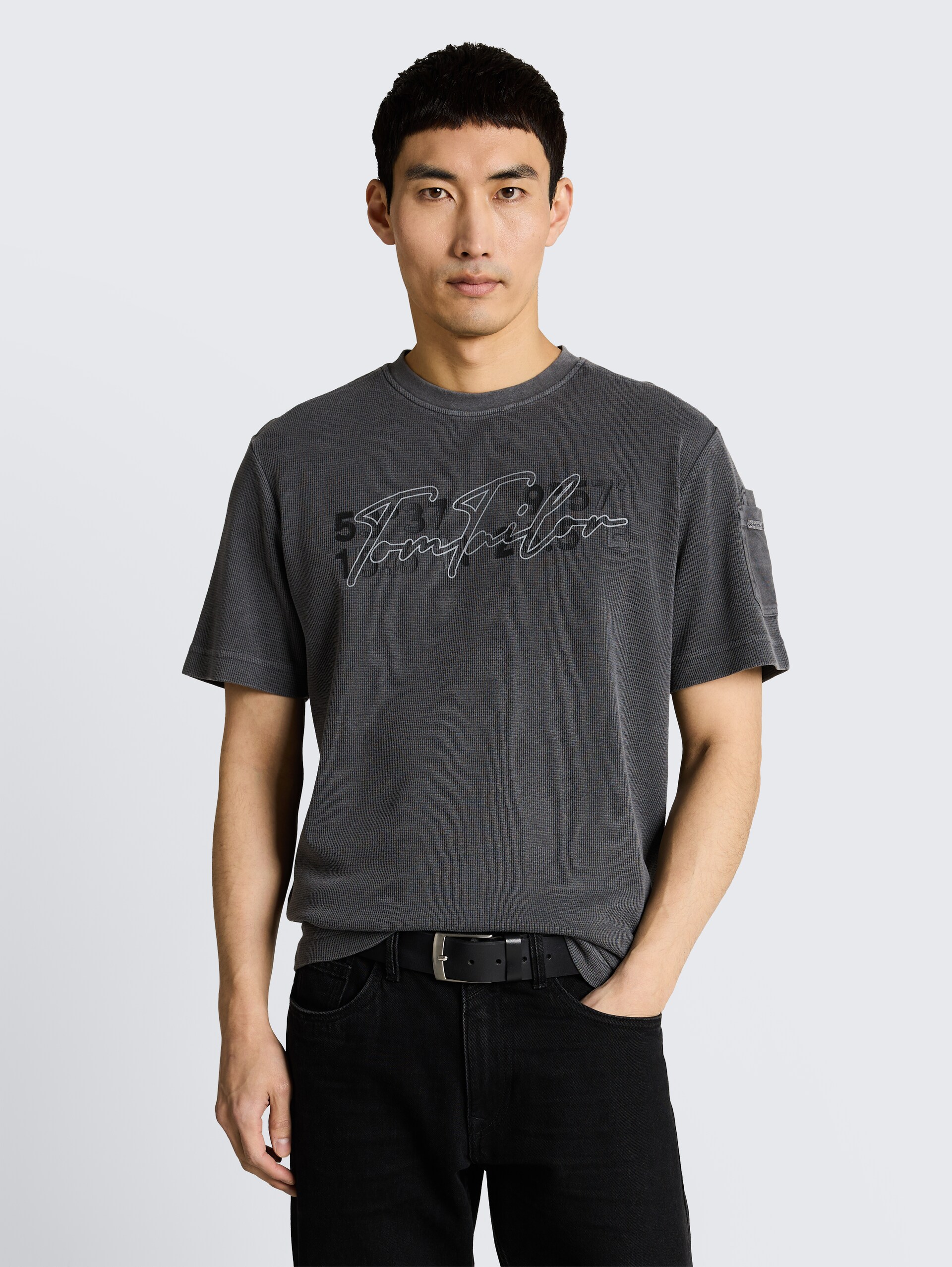 T-Shirt mit Waffelstruktur - Tarmac Grey - Ausschnitt Model-Vorderansicht