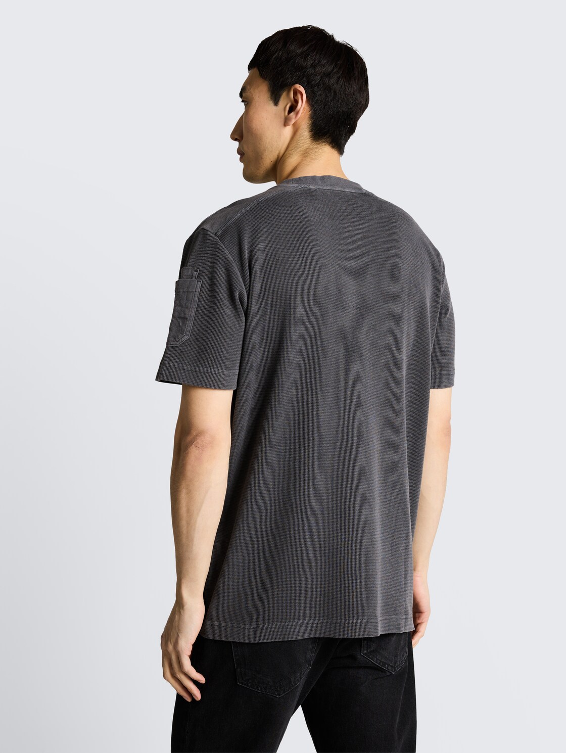 T-Shirt mit Waffelstruktur - Tarmac Grey - Auschnitt Model-Rückansicht