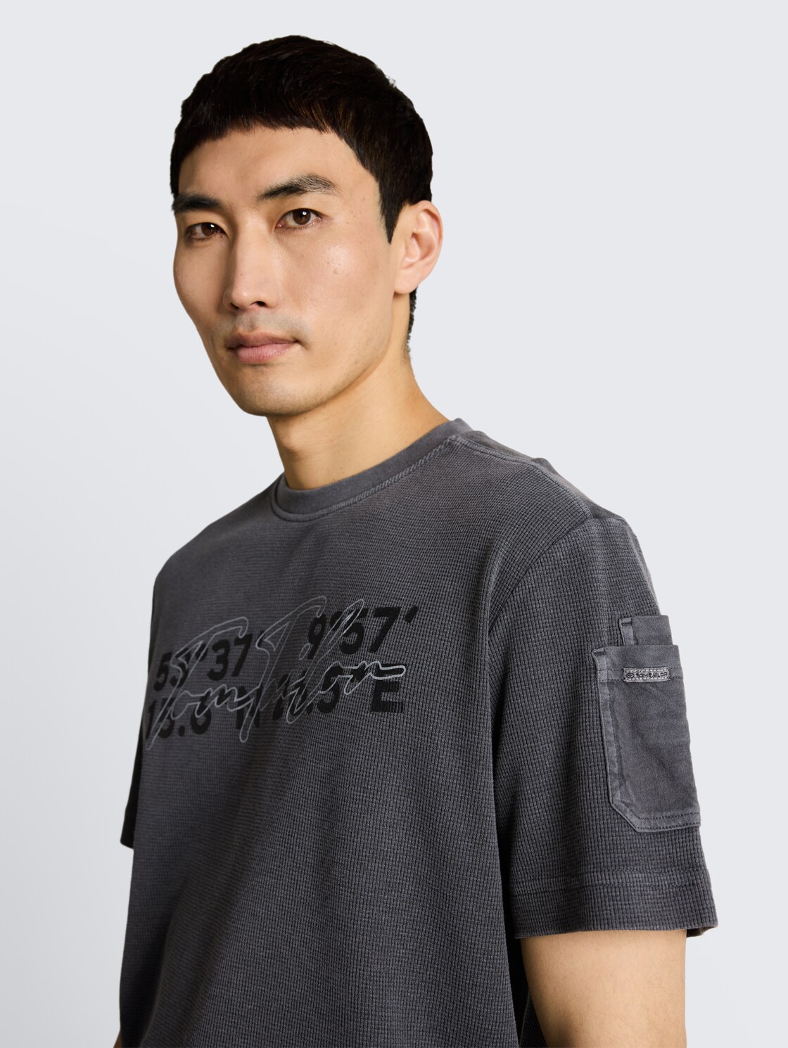 T-Shirt mit Waffelstruktur - Tarmac Grey - Detail-Model-Ansicht