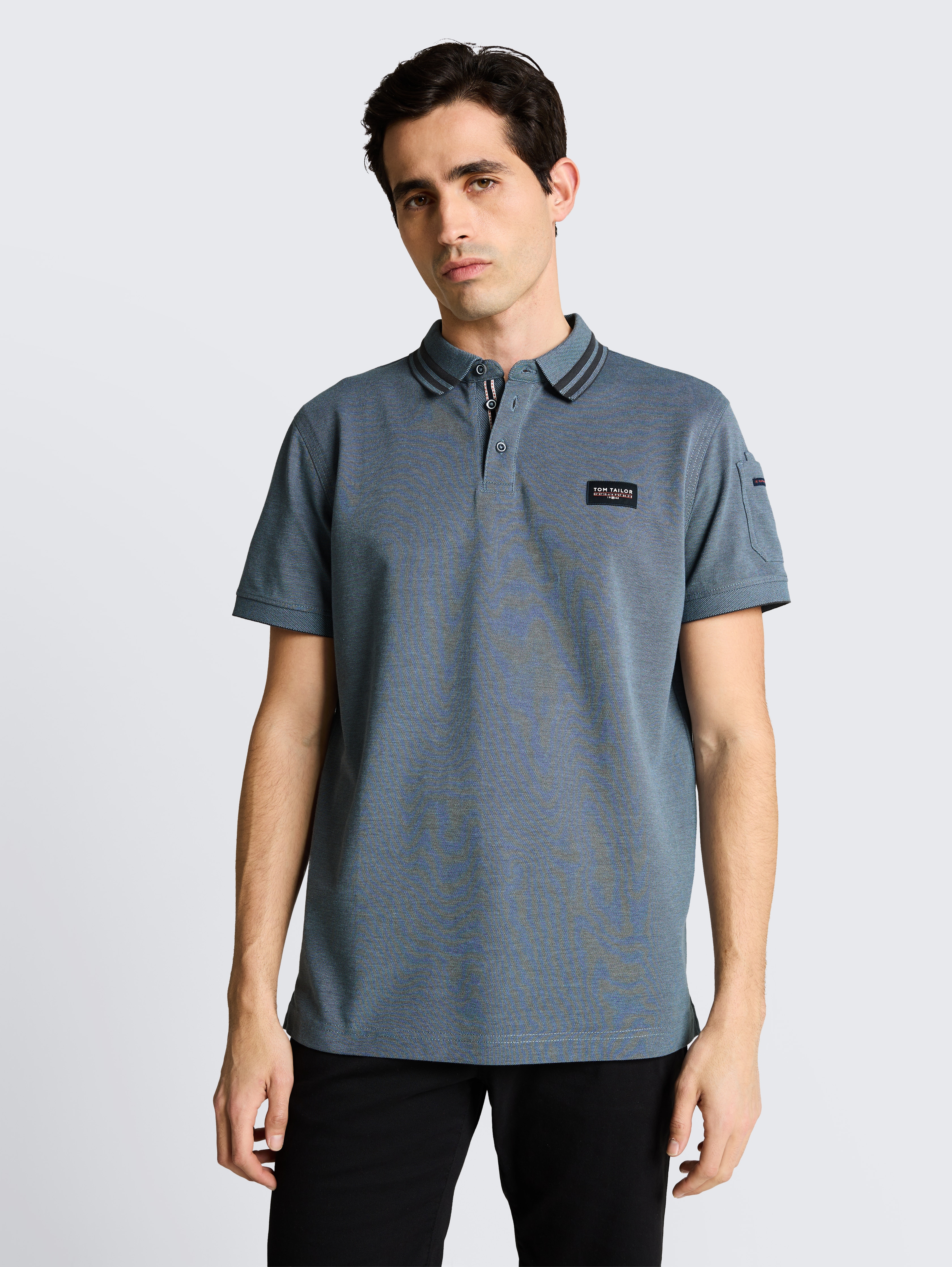 Poloshirt mit Ärmeltasche von Men, blue grey two tone