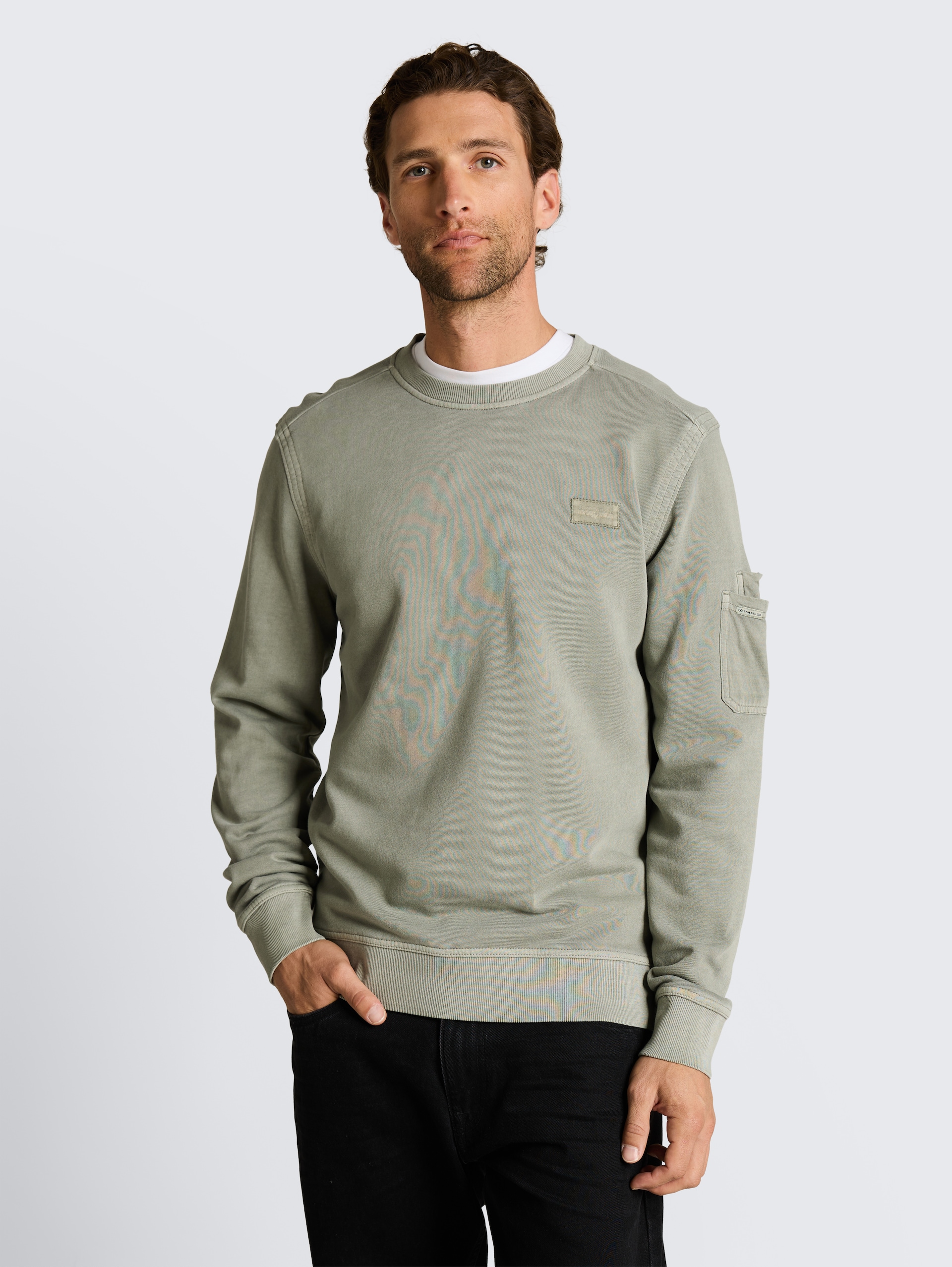 Sweatshirt mit Ärmeltasche - Greyish Shadow Olive - Ausschnitt Model-Vorderansicht