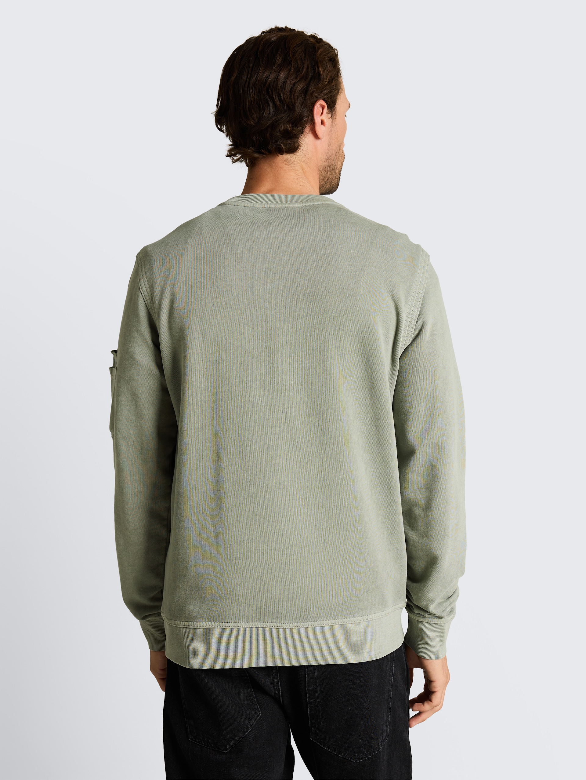 Sweatshirt mit Ärmeltasche - Greyish Shadow Olive - Auschnitt Model-Rückansicht