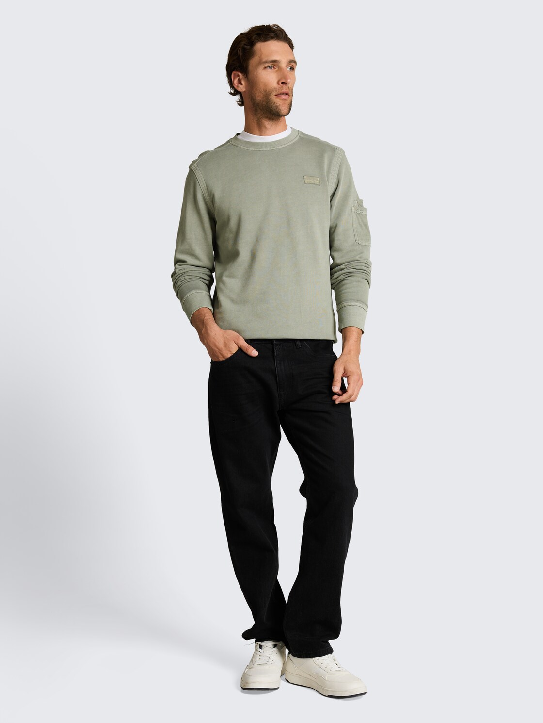 Sweatshirt mit Ärmeltasche - Greyish Shadow Olive - Model-Vorderansicht