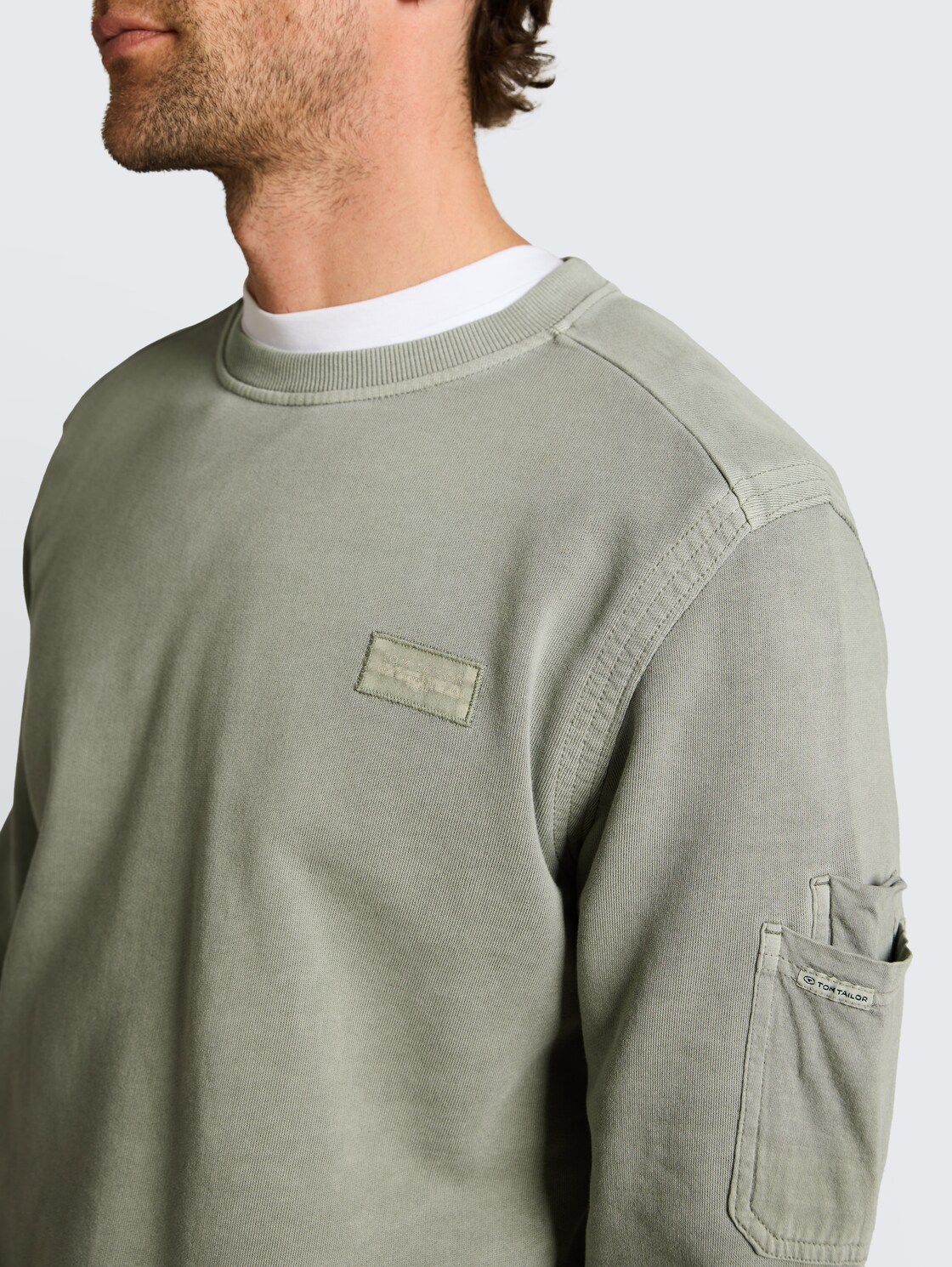 Sweatshirt mit Ärmeltasche - Greyish Shadow Olive - Detail-Model-Ansicht