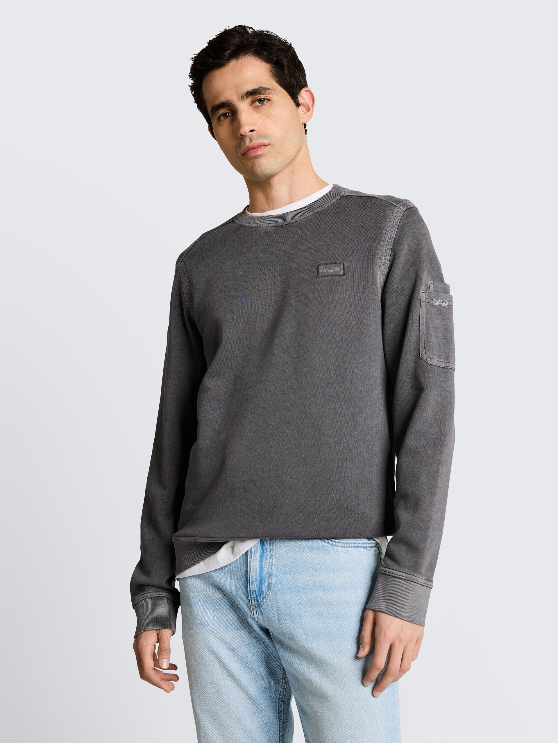 Sweatshirt met zak op de mouw - Tarmac Grey - Nek model vooraanzicht