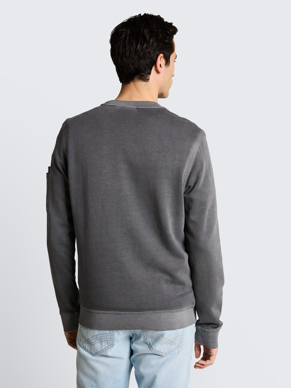 Sweatshirt mit Ärmeltasche - Tarmac Grey - Auschnitt Model-Rückansicht