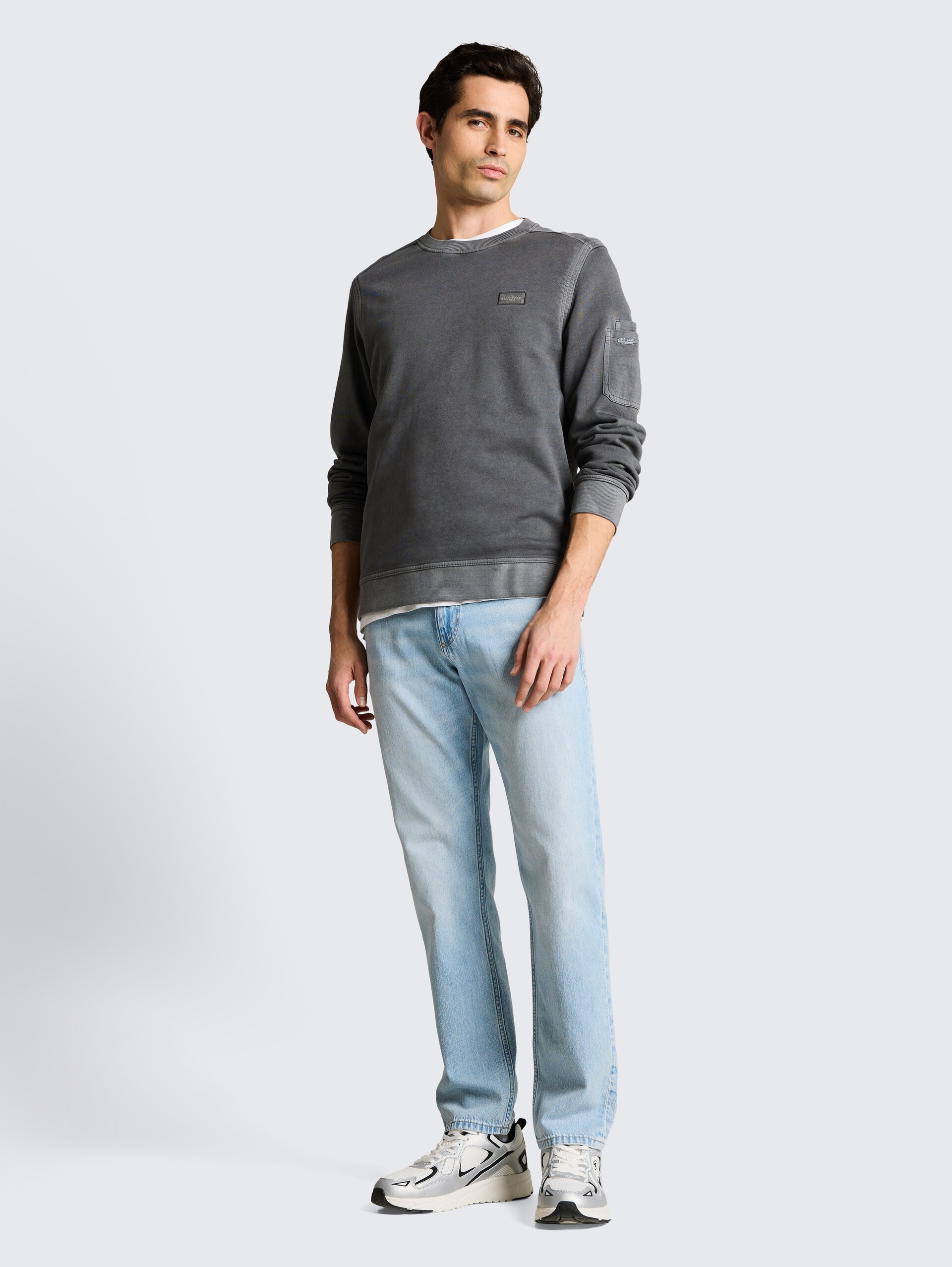 Sweatshirt met zak op de mouw - Tarmac Grey - Model vooraanzicht