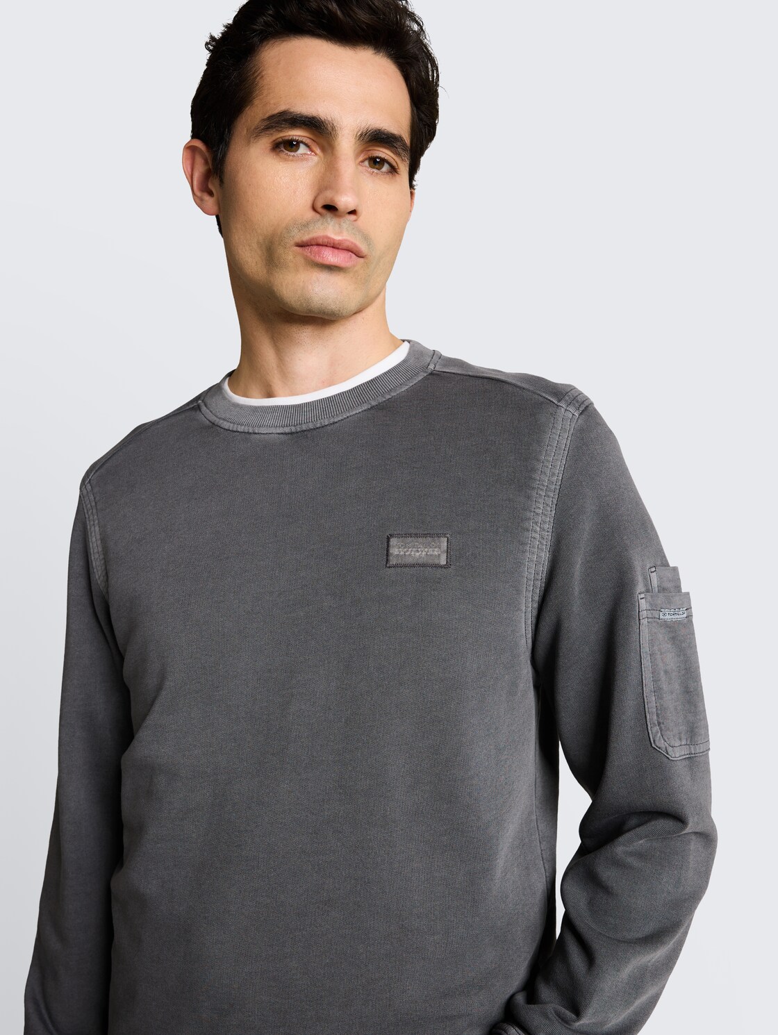 Sweatshirt mit Ärmeltasche - Tarmac Grey - Detail-Model-Ansicht