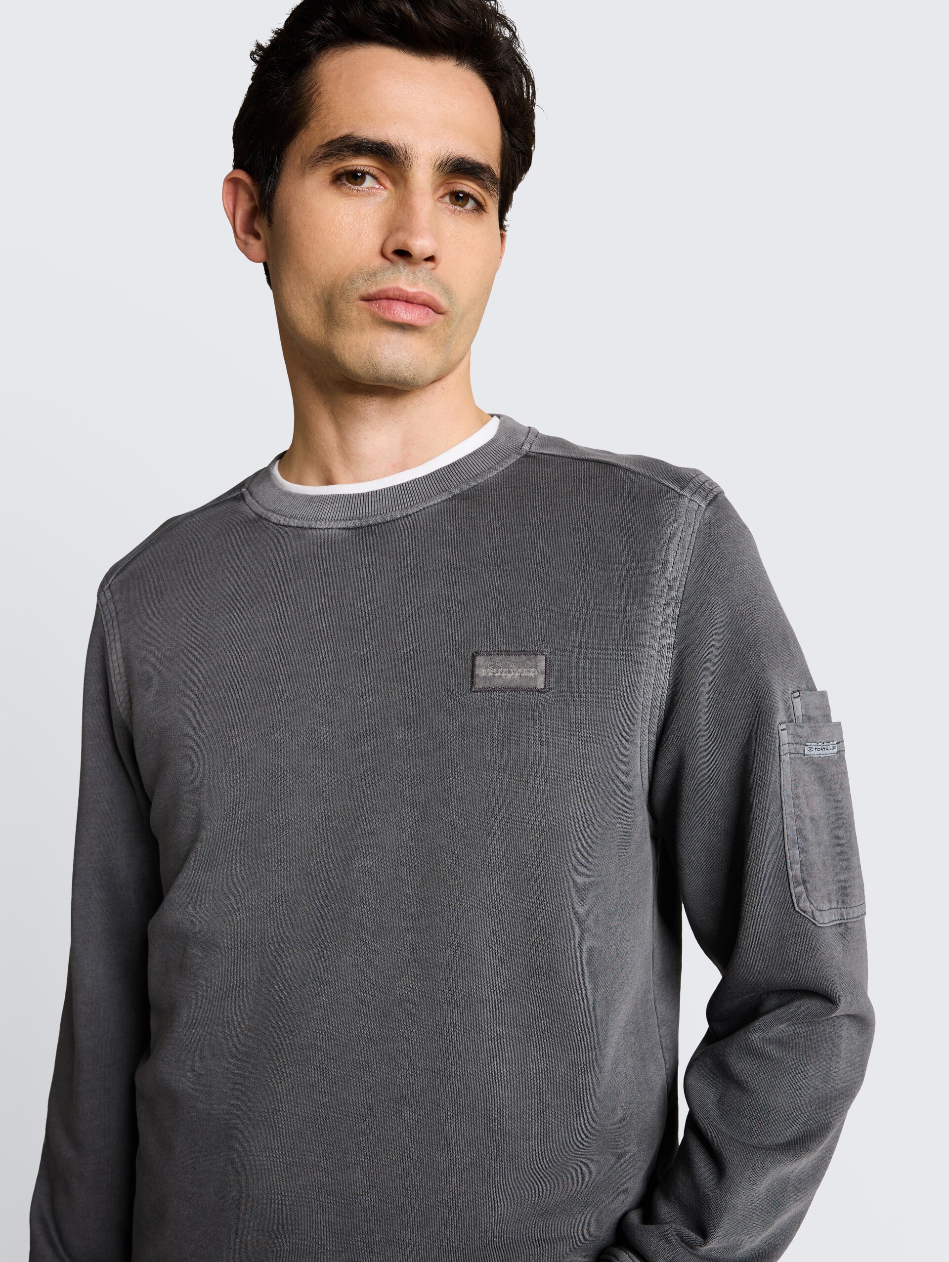 Sweatshirt met zak op de mouw - Tarmac Grey - Detailaanzicht model