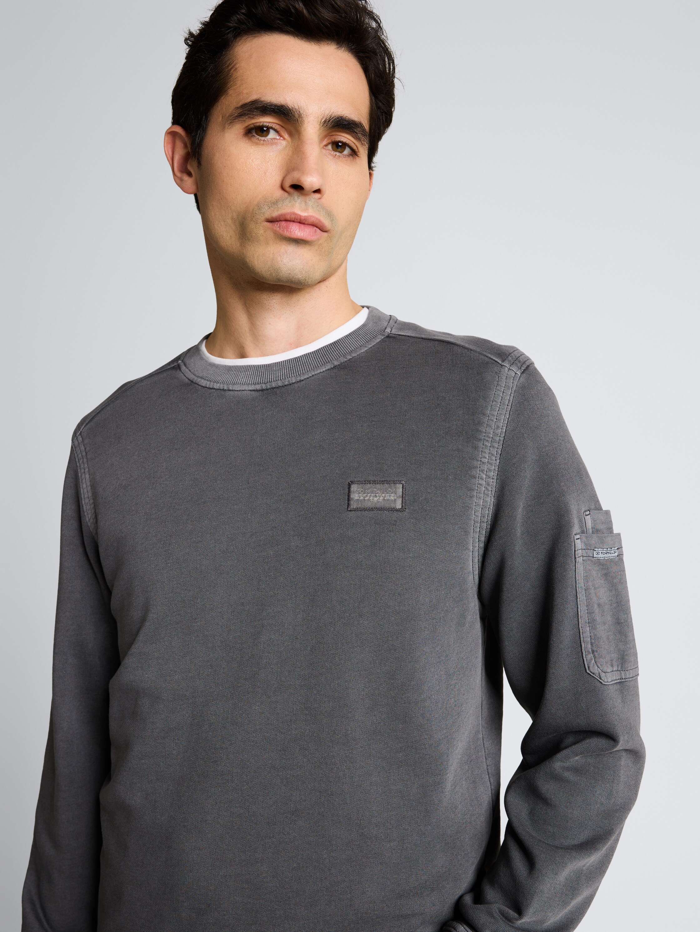 Sweatshirt met zak op de mouw - Tarmac Grey - Detailaanzicht model