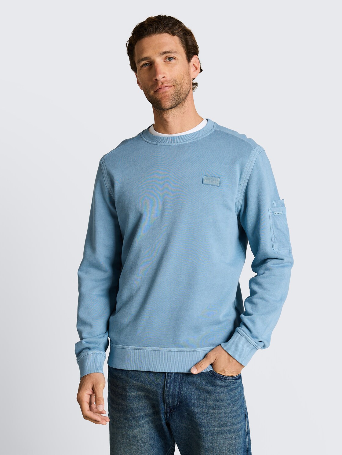 Sweatshirt mit Ärmeltasche - mountain spring blue - Ausschnitt Model-Vorderansicht