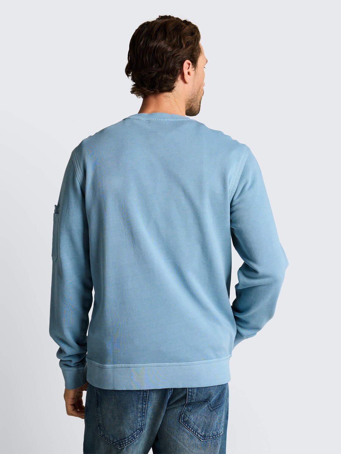 Sweatshirt mit Ärmeltasche - mountain spring blue - Auschnitt Model-Rückansicht