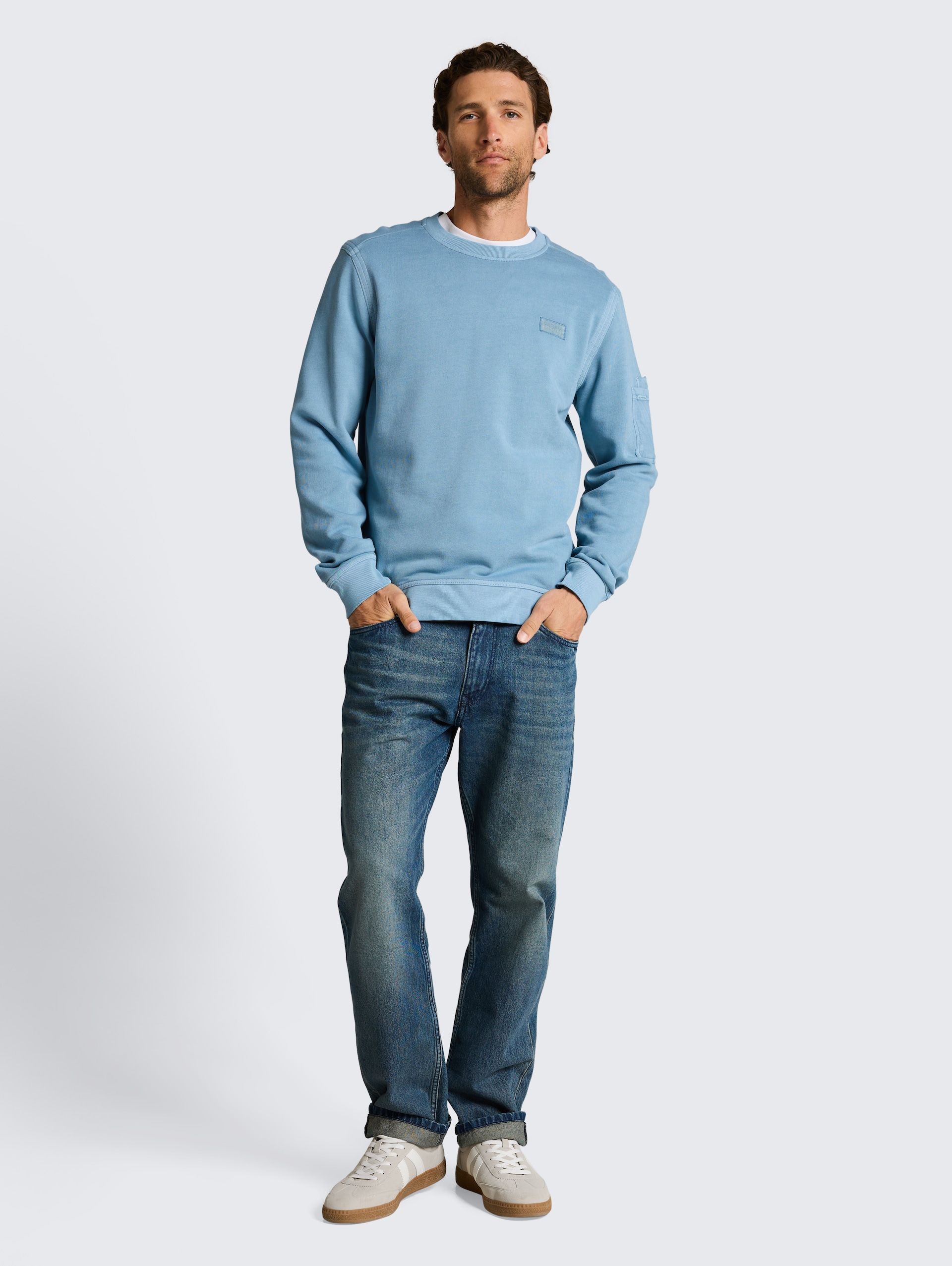 Sweatshirt mit Ärmeltasche - mountain spring blue - Model-Vorderansicht