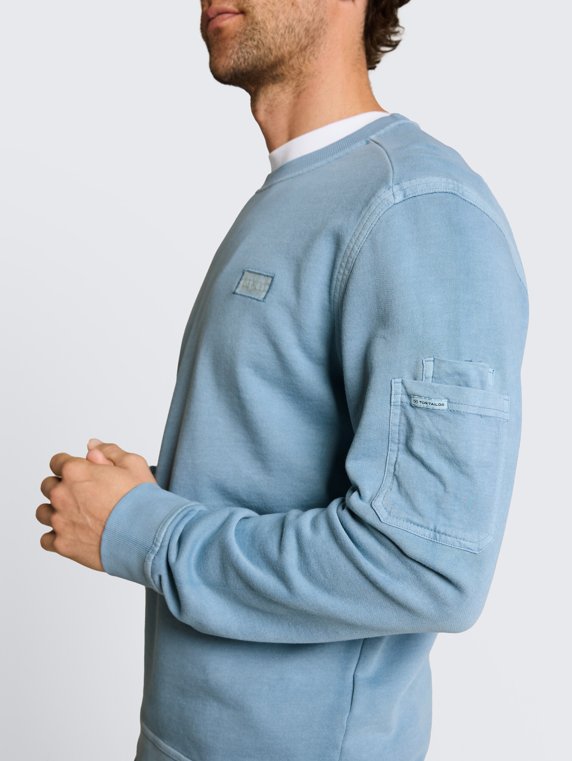 Sweatshirt mit Ärmeltasche - mountain spring blue - Detail-Model-Ansicht